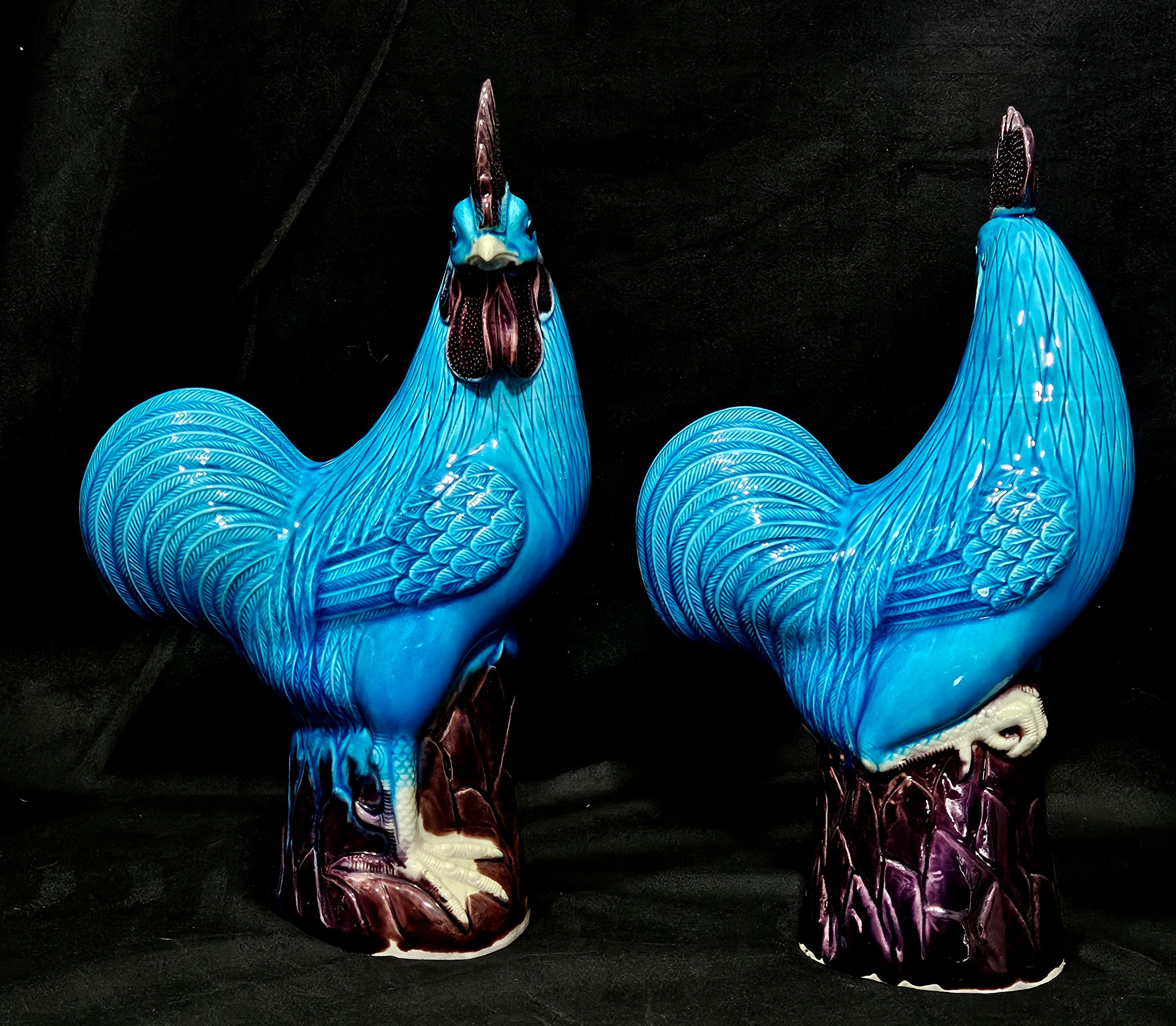 Inizio XX secolo Pair of Old Blue Glazed Chinese Ceramic Rooster Figures in vendita