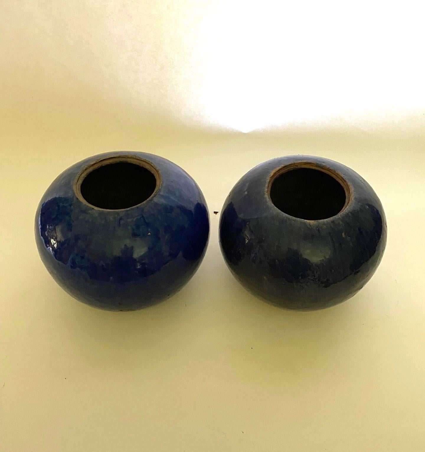 Coppia di antichi vasi a forma di bulbo smaltati di Bluesalt provenienti dall'Inghilterra.  