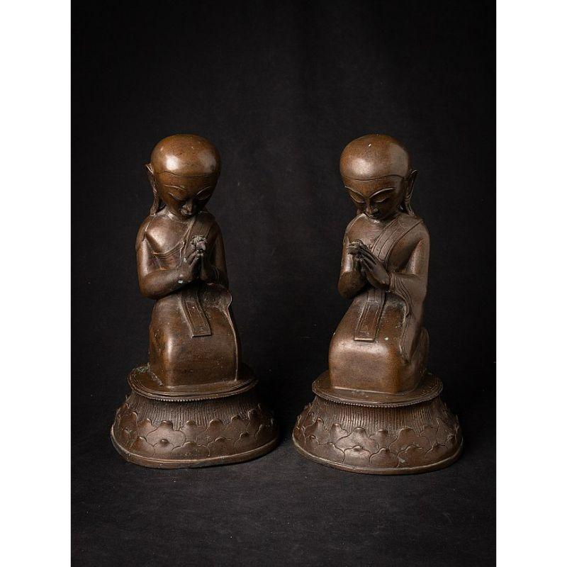 Material: bronze
36,8 cm high 
20,7 cm wide and 21,3 cm deep
Weight: 14.981 kgs
Namaskara mudra
Originating from Burma
Middle 20th century




