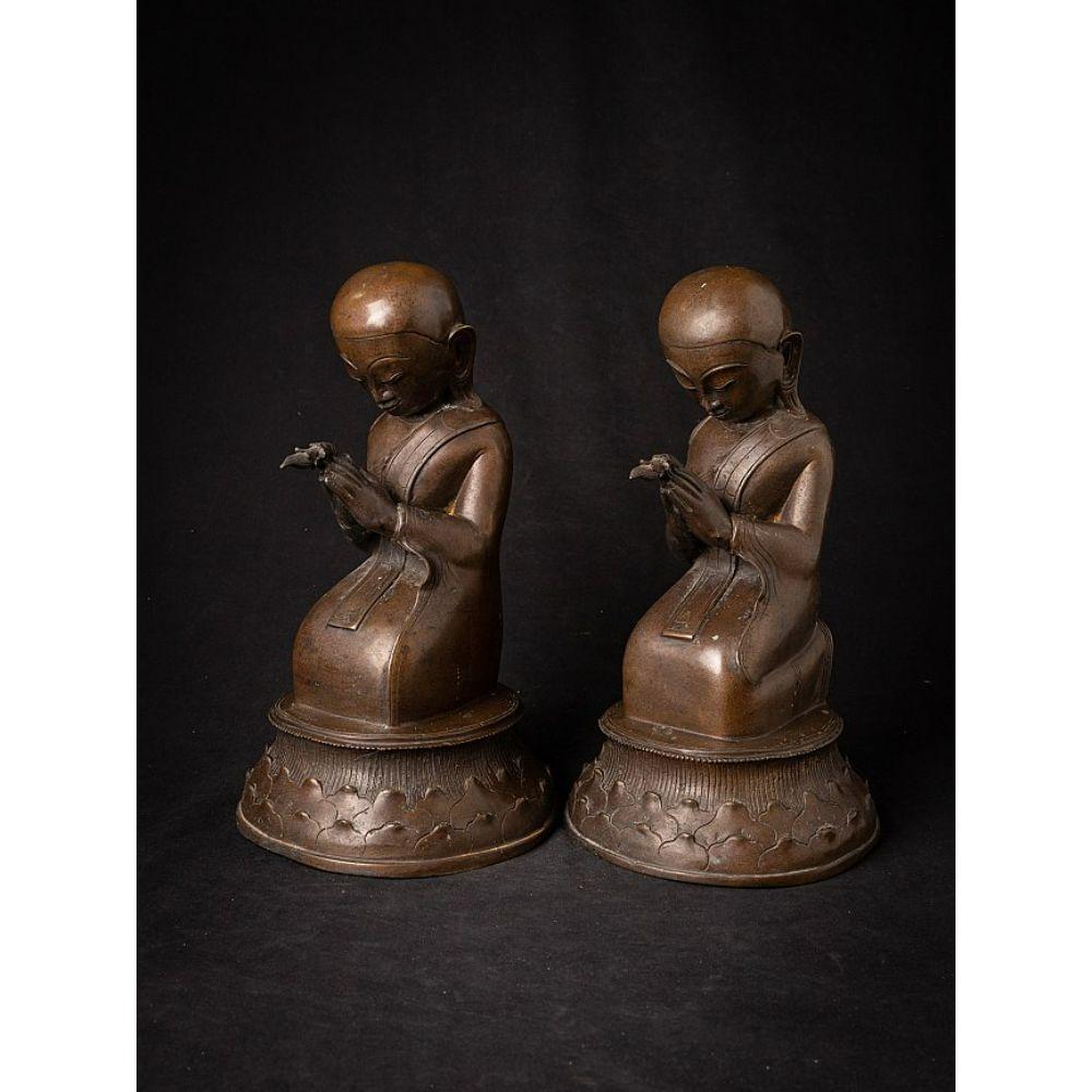 Pair of old bronze Burmese Monk statues from Burma In Good Condition For Sale In DEVENTER, NL