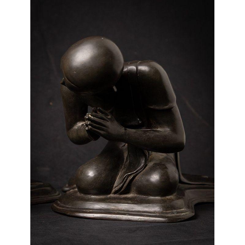 Paire d'anciennes statues de moine birmanes en bronze de Birmanie  Bouddhas originaux en vente 5