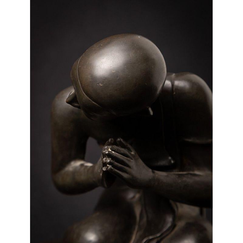 Paire d'anciennes statues de moine birmanes en bronze de Birmanie  Bouddhas originaux en vente 6