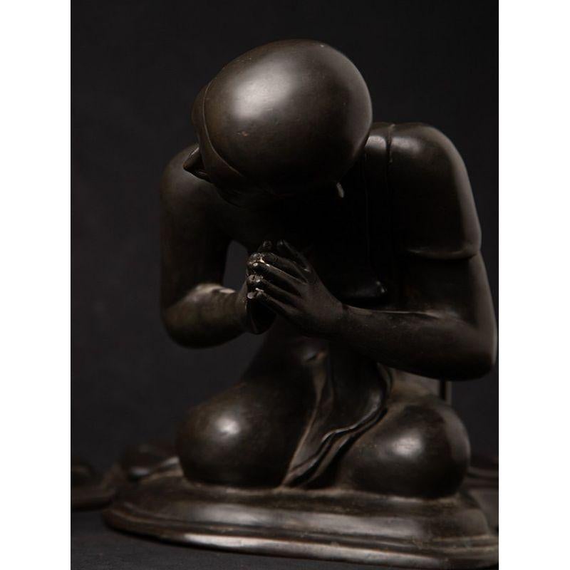 Paire d'anciennes statues de moine birmanes en bronze de Birmanie  Bouddhas originaux en vente 7
