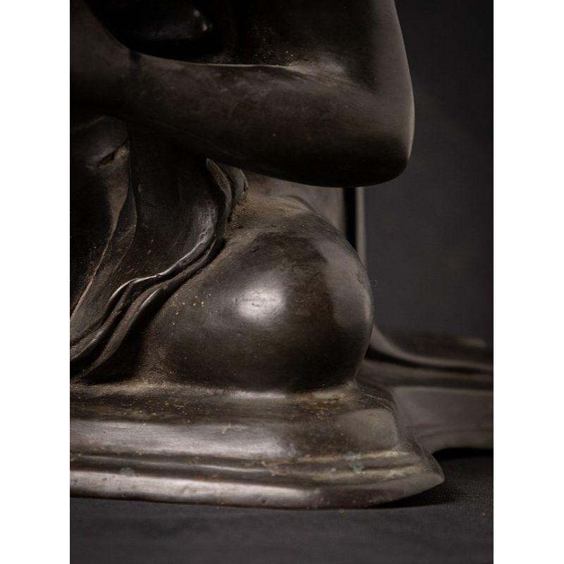 Paire d'anciennes statues de moine birmanes en bronze de Birmanie  Bouddhas originaux en vente 8