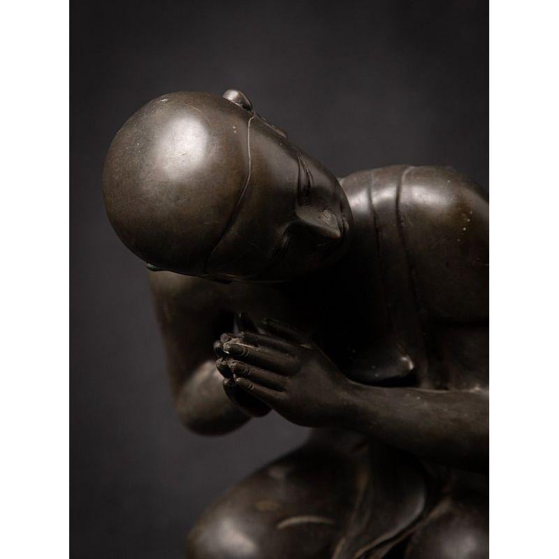 Paire d'anciennes statues de moine birmanes en bronze de Birmanie  Bouddhas originaux en vente 9