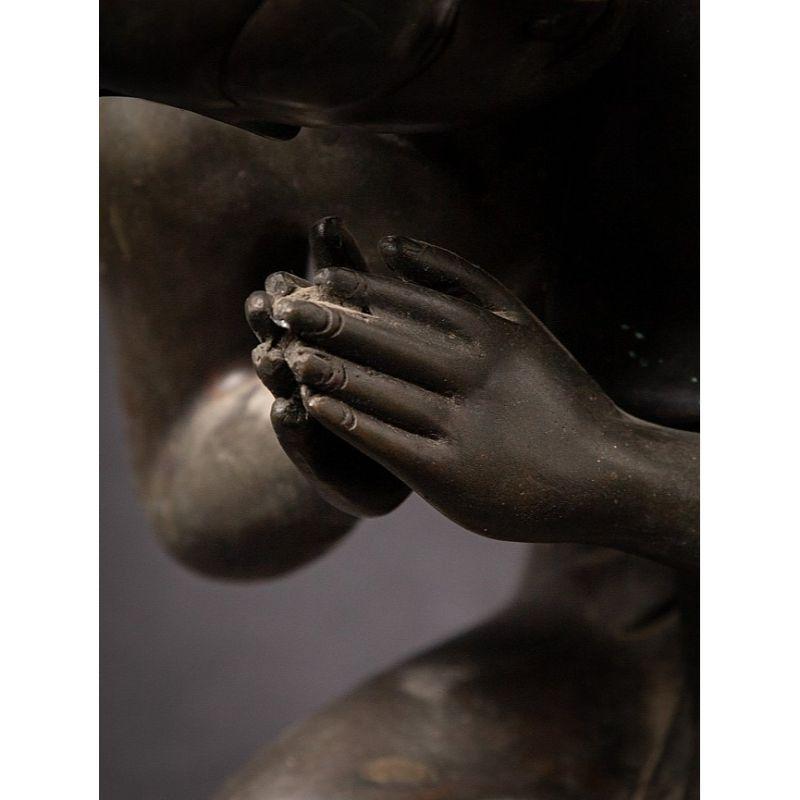 Paire d'anciennes statues de moine birmanes en bronze de Birmanie  Bouddhas originaux en vente 10