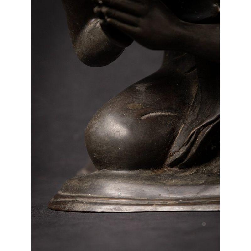 Paire d'anciennes statues de moine birmanes en bronze de Birmanie  Bouddhas originaux en vente 11