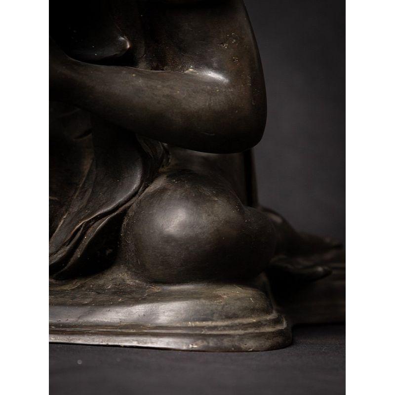 Paire d'anciennes statues de moine birmanes en bronze de Birmanie  Bouddhas originaux en vente 12