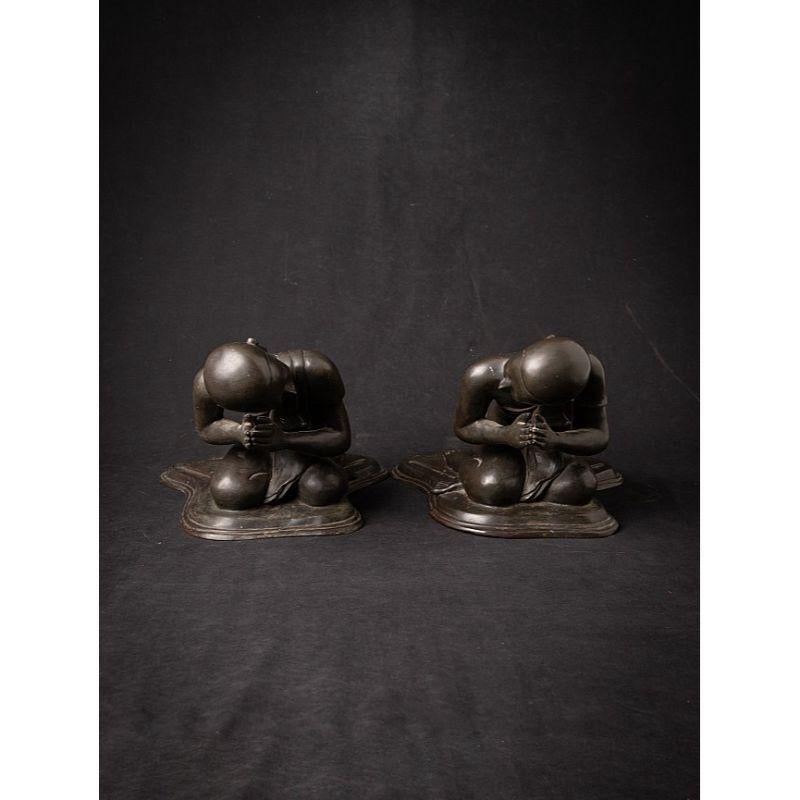 Material: bronze
22 cm high 
29 cm wide and 36,3 cm deep
Weight: 14.05 kgs
Namaskara mudra
Originating from Burma
Middle 20th century

