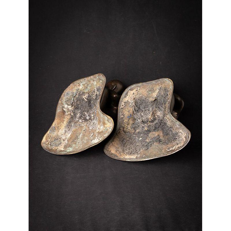 Paire d'anciennes statues de moine birmanes en bronze de Birmanie  Bouddhas originaux en vente 15