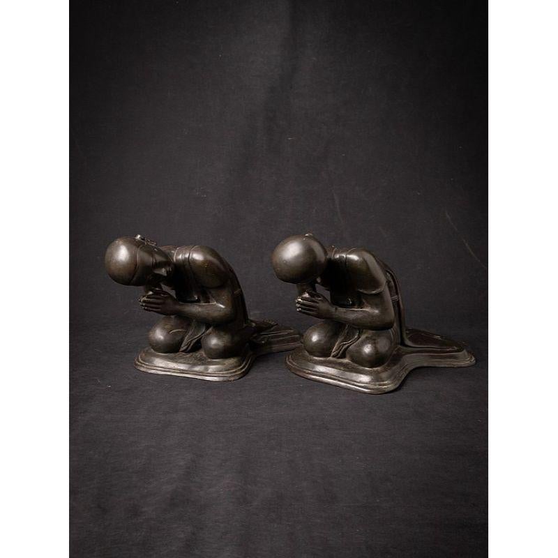 Paire d'anciennes statues de moine birmanes en bronze de Birmanie  Bouddhas originaux Bon état - En vente à DEVENTER, NL