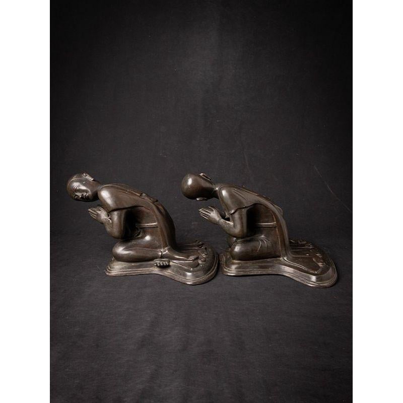 20ième siècle Paire d'anciennes statues de moine birmanes en bronze de Birmanie  Bouddhas originaux en vente