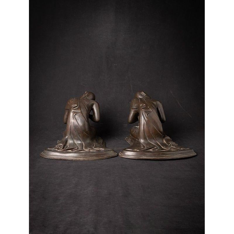 Bronze Paire d'anciennes statues de moine birmanes en bronze de Birmanie  Bouddhas originaux en vente