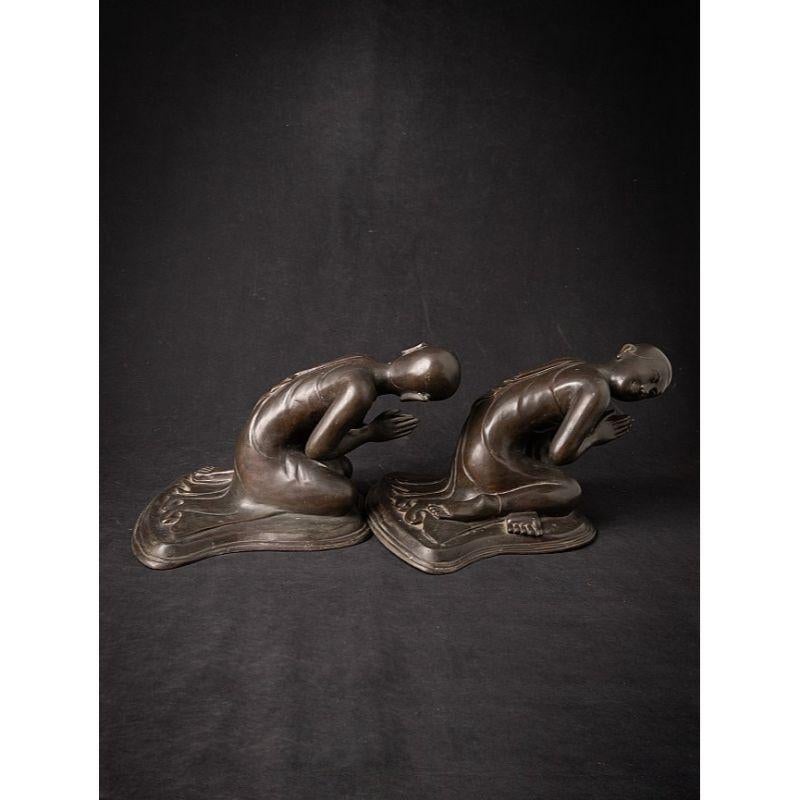 Paire d'anciennes statues de moine birmanes en bronze de Birmanie  Bouddhas originaux en vente 1