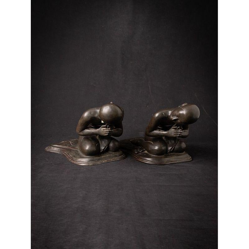 Paire d'anciennes statues de moine birmanes en bronze de Birmanie  Bouddhas originaux en vente 2