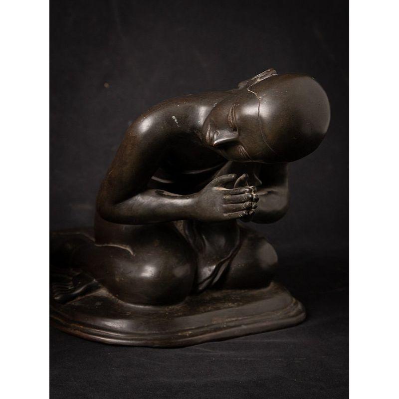 Paire d'anciennes statues de moine birmanes en bronze de Birmanie  Bouddhas originaux en vente 3