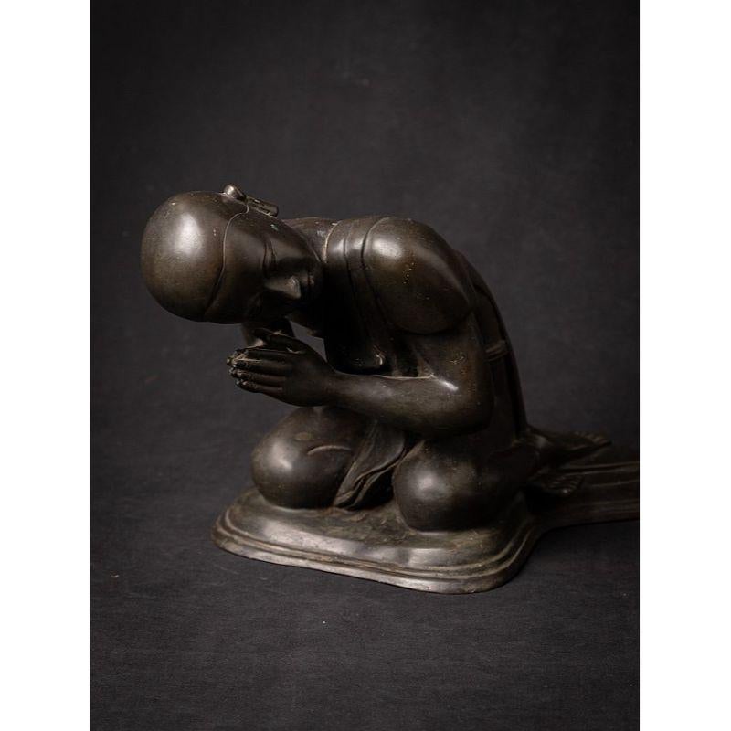 Paire d'anciennes statues de moine birmanes en bronze de Birmanie  Bouddhas originaux en vente 4