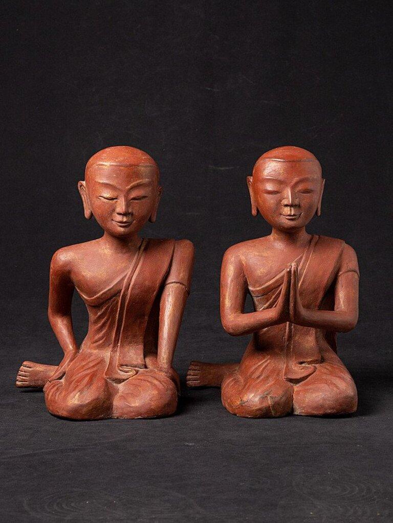 Material: lacquerware
34,8 cm high 
21,3 cm wide and 31 cm deep
Weight: 1.9 kgs
Sariputta and Moggalana
Namaskara mudra
Originating from Burma
Middle 20th century.
 