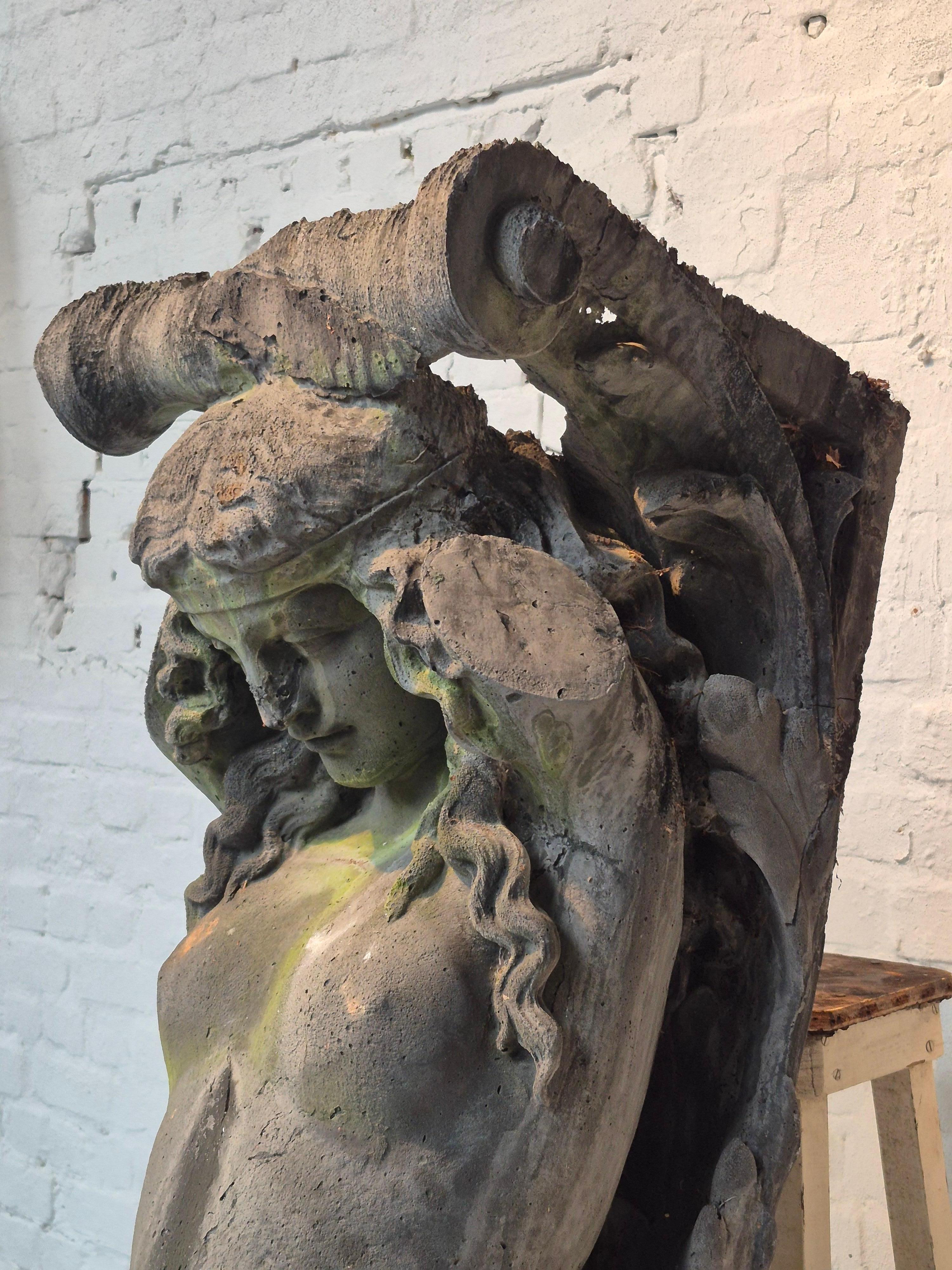 Coppia di antiche cariatidi raffiguranti due figure mitologiche. Realizzati negli anni '60 come oggetti di scena per il teatro. Il materiale è un mix di cemento e gesso con una struttura metallica all'interno. Patina rovinata da un'esposizione