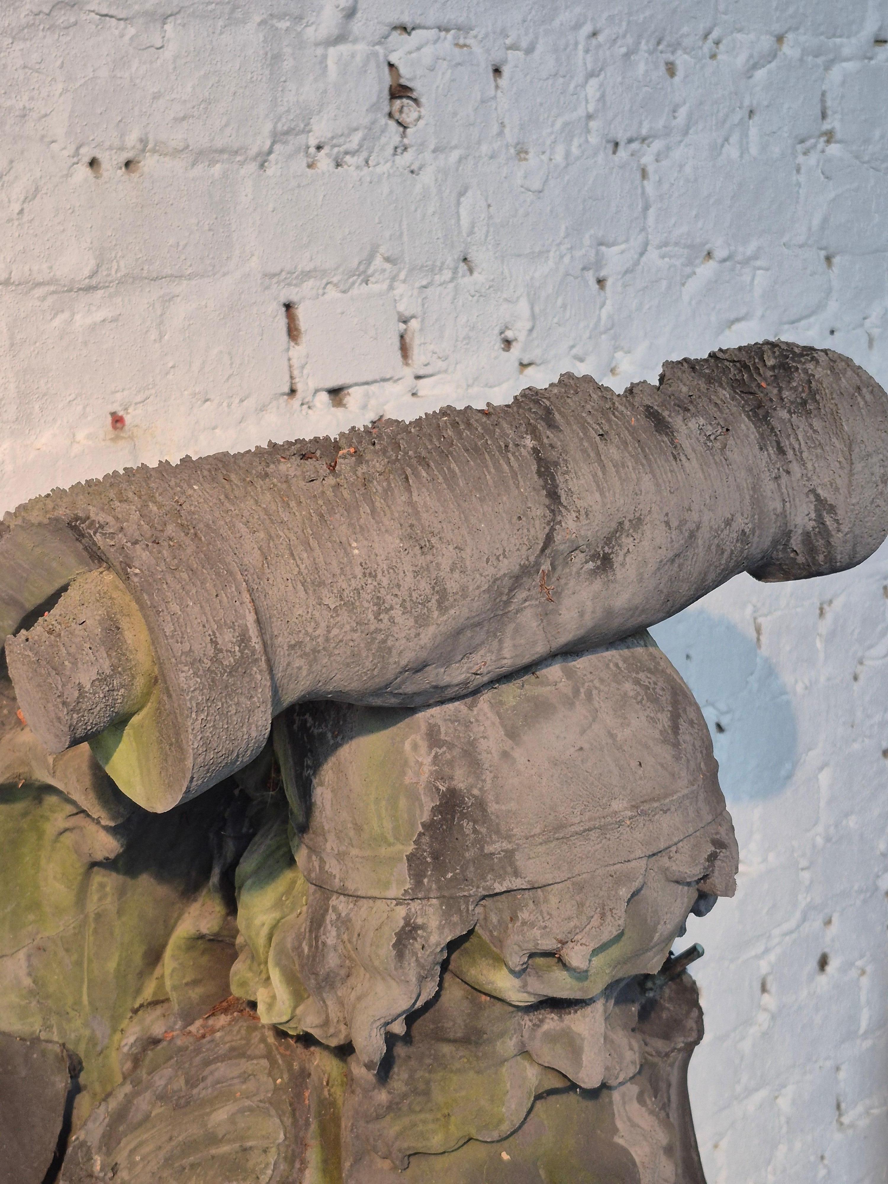 Belga Coppia di vecchie cariatidi in vendita