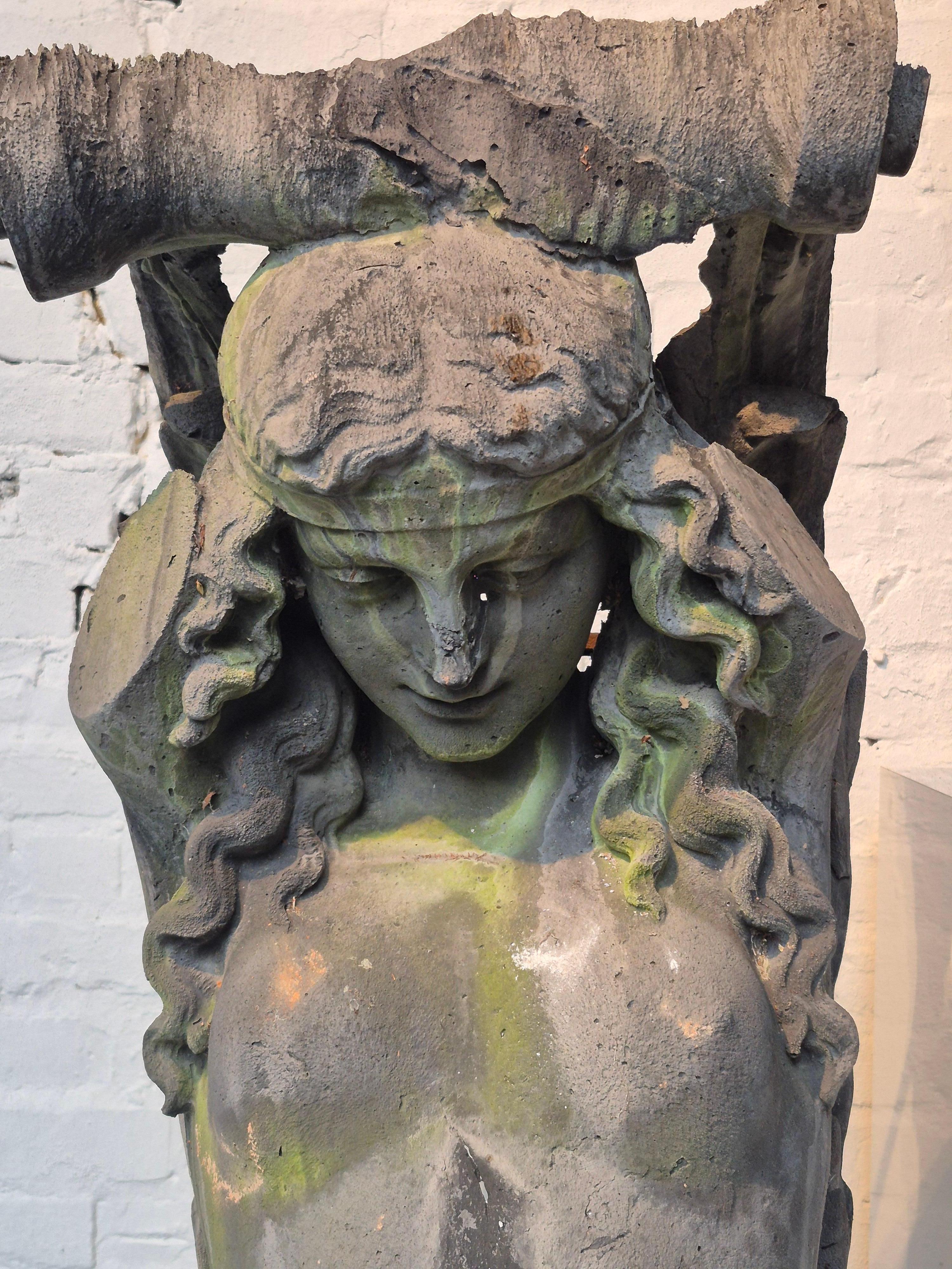 Metà XX secolo Coppia di vecchie cariatidi in vendita