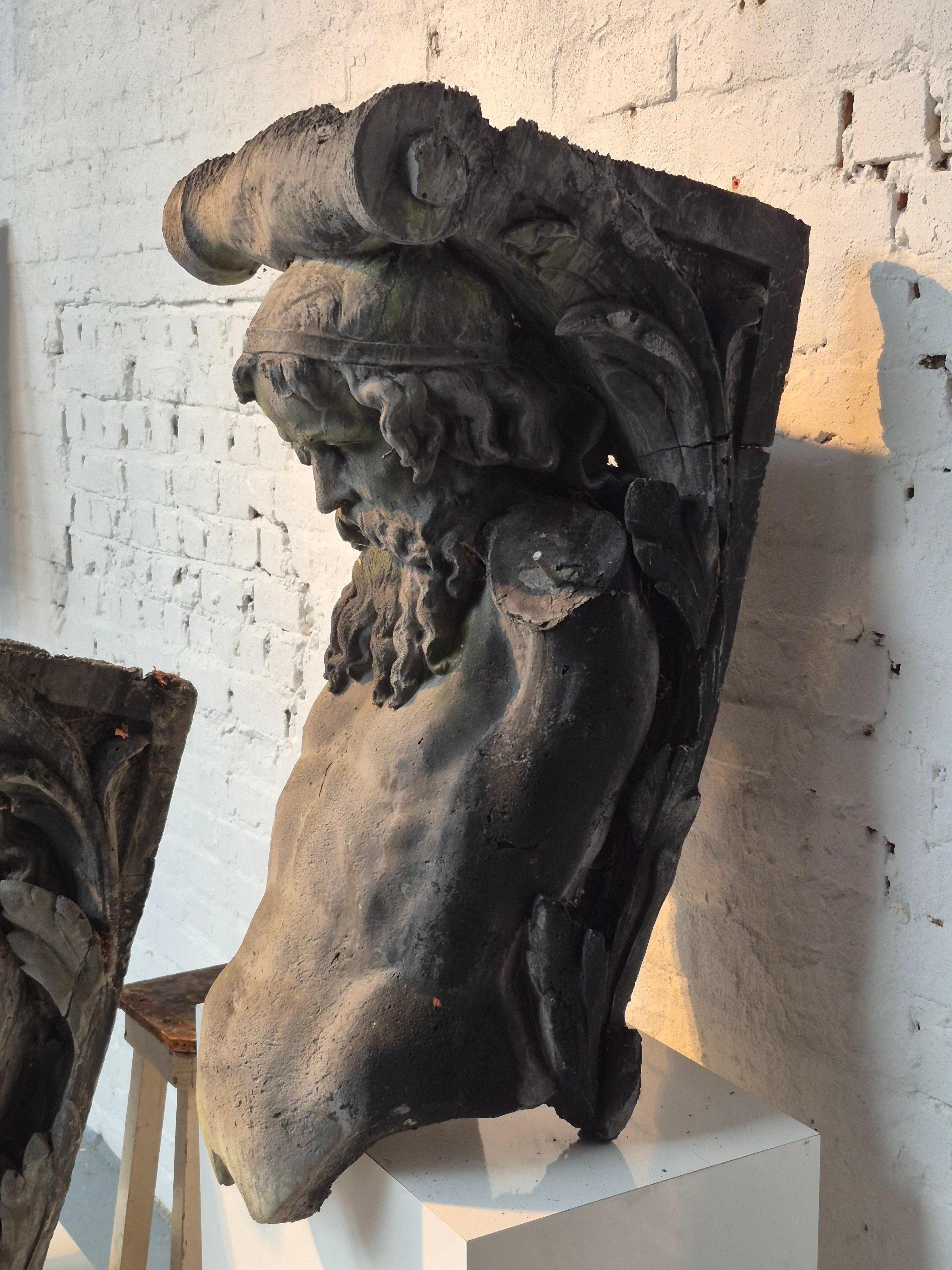 Cemento Coppia di vecchie cariatidi in vendita