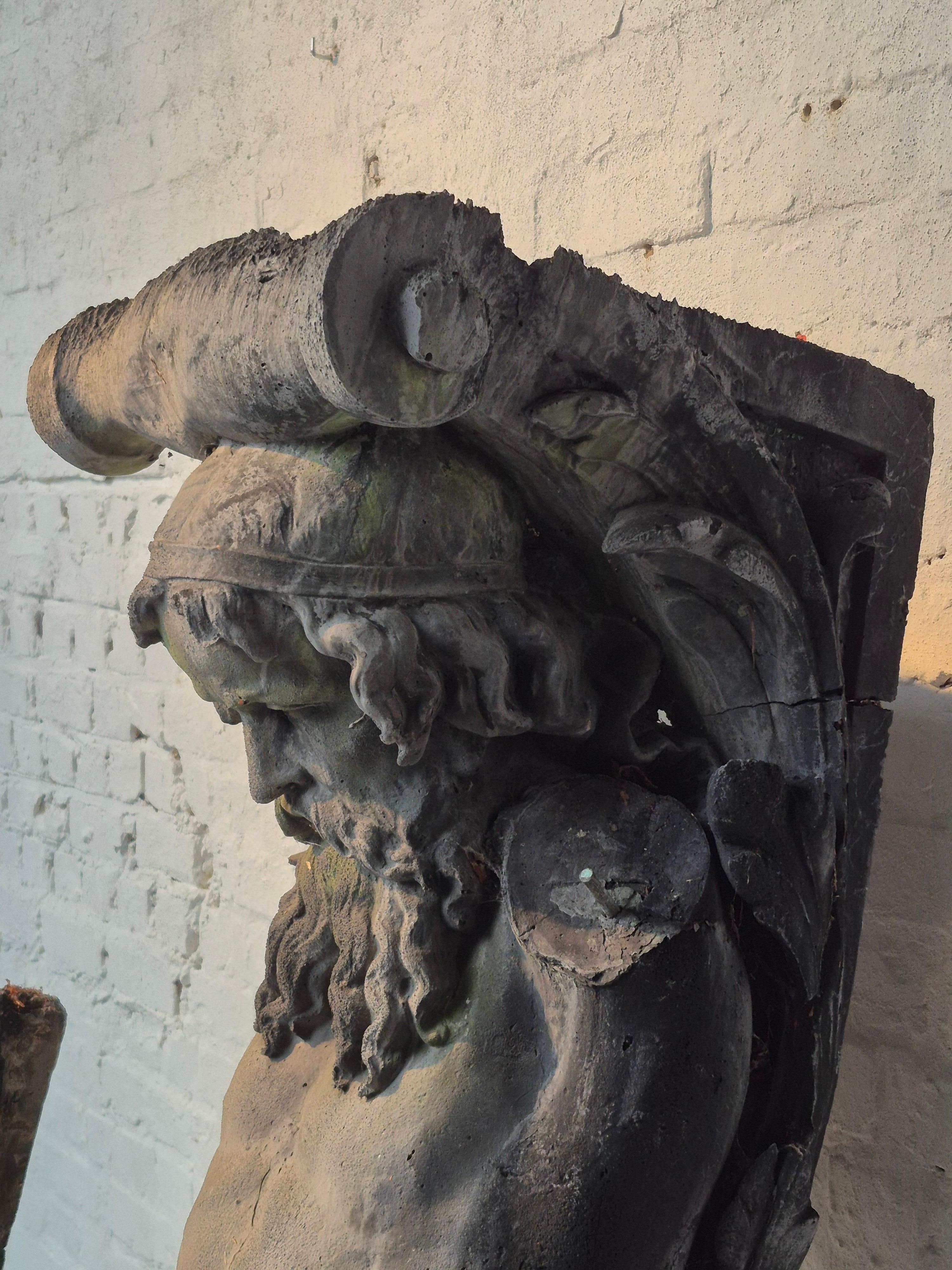 Coppia di vecchie cariatidi in vendita 1