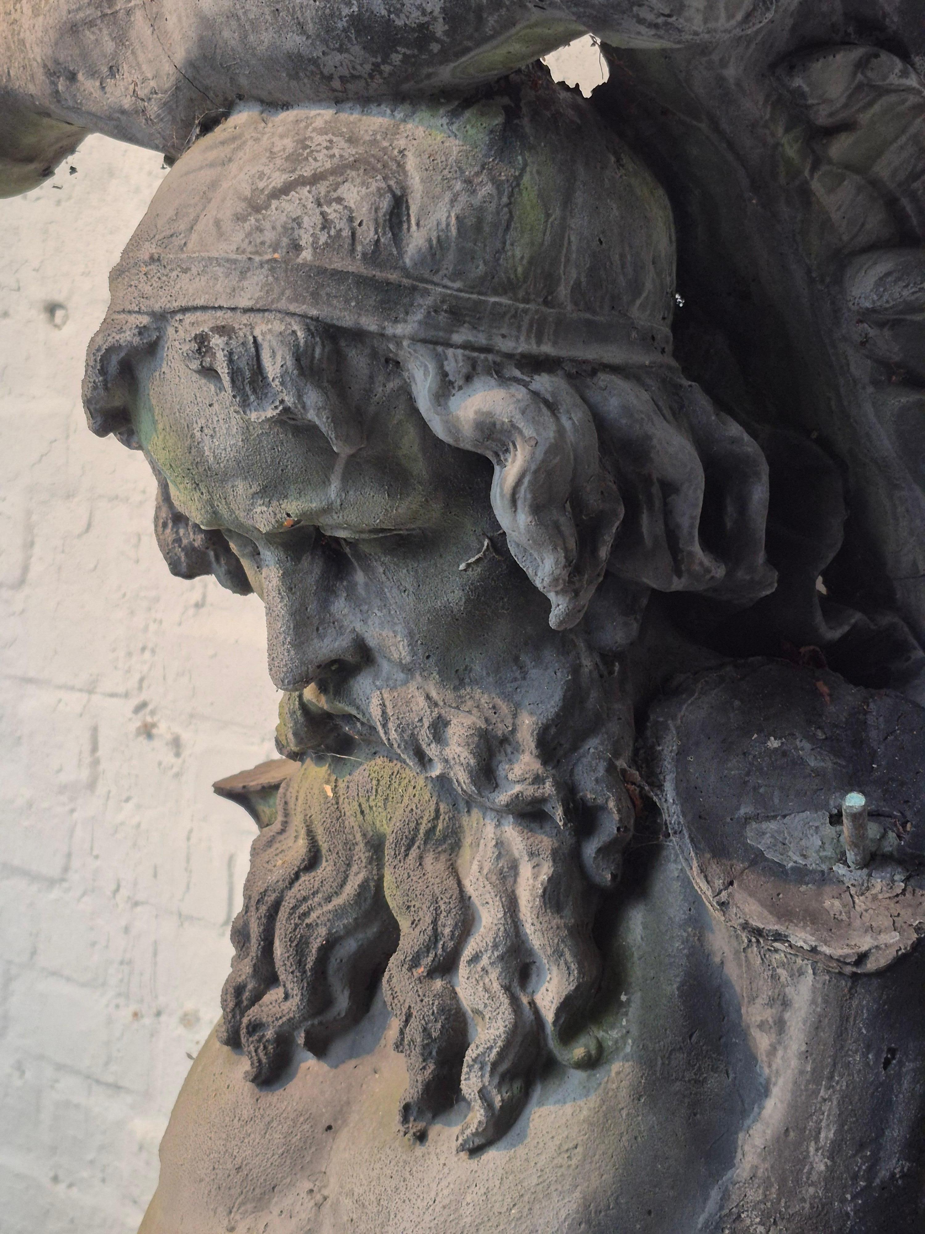 Coppia di vecchie cariatidi in vendita 2