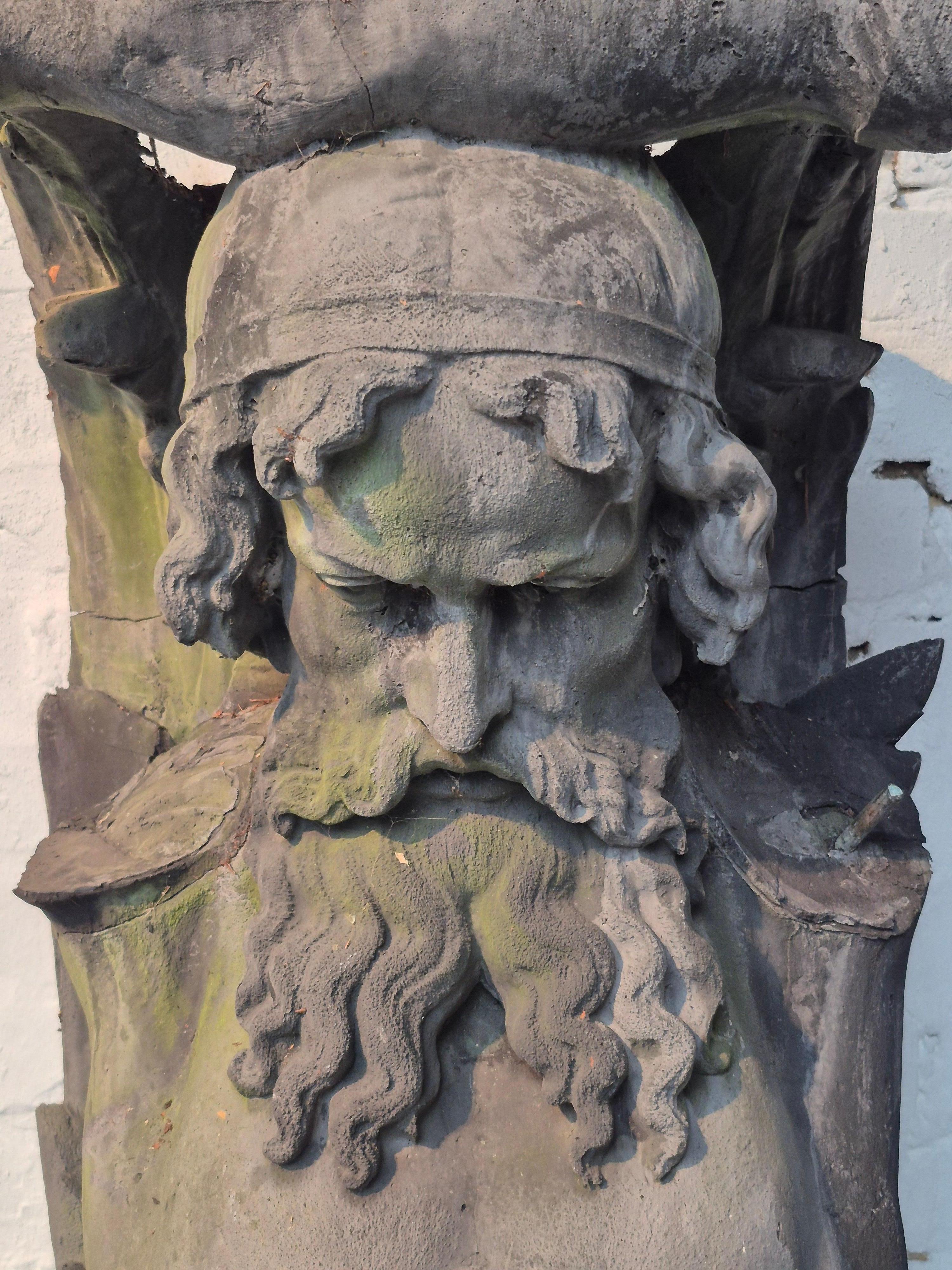 Coppia di vecchie cariatidi in vendita 3