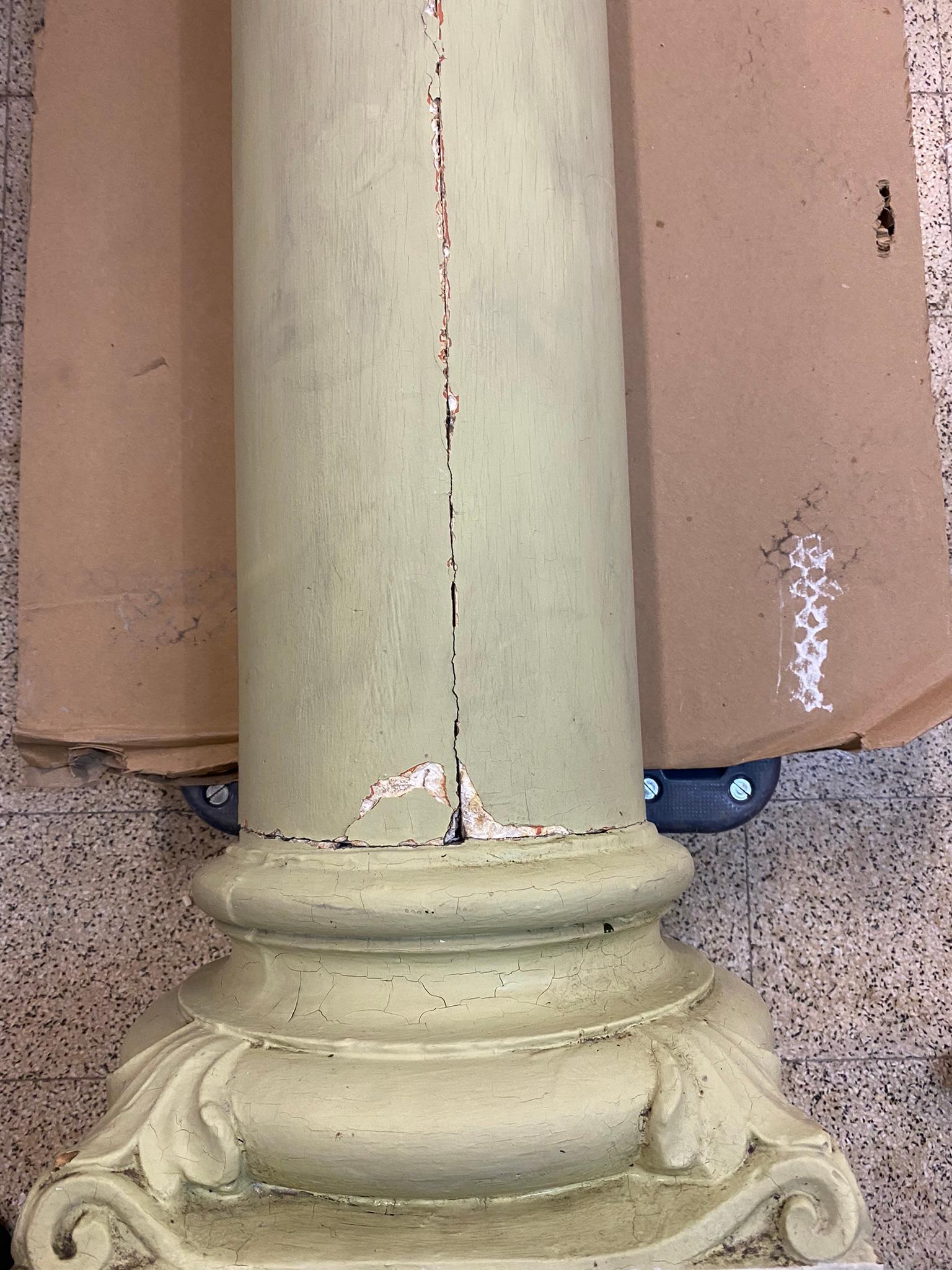 Paar alte Säulen aus patiniertem Gips um 1880 Von einem alten Theater im Angebot 7
