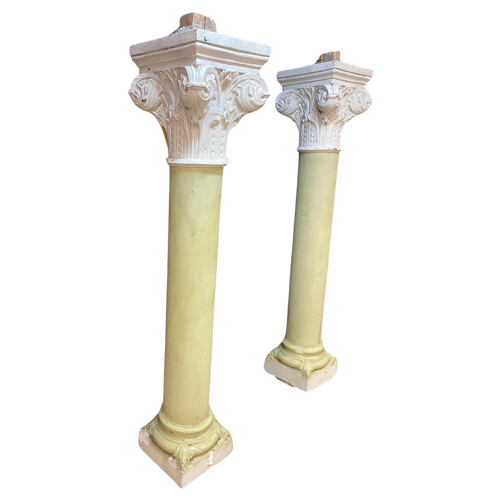 Paar alte Säulen aus patiniertem Gips um 1880 Von einem alten Theater im Angebot