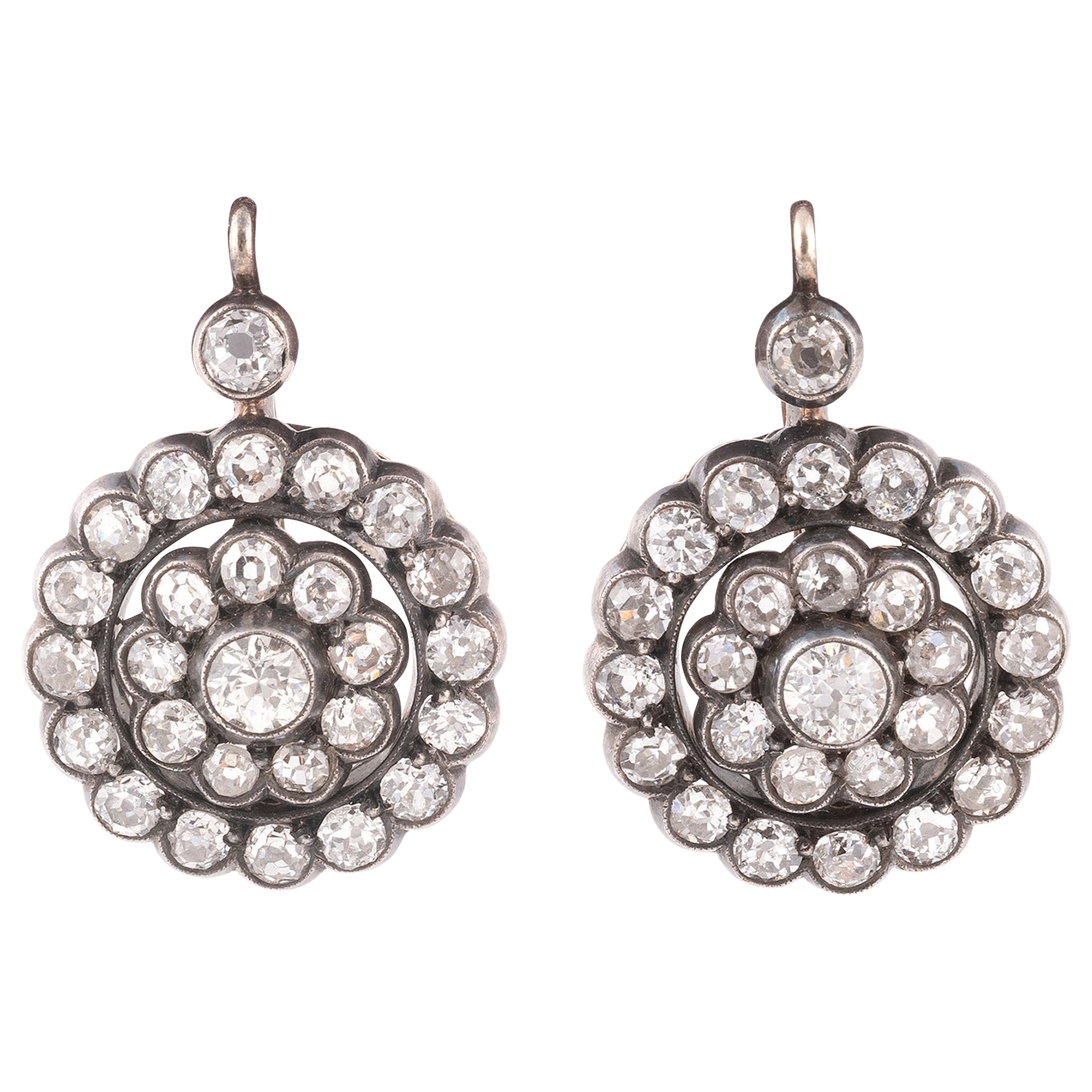 Set with old brilliant-cut diamonds, diamonds approx. 5ct. total
Diameter: 20mm
Lenght: 28mm
Weight: 6.75gr.

