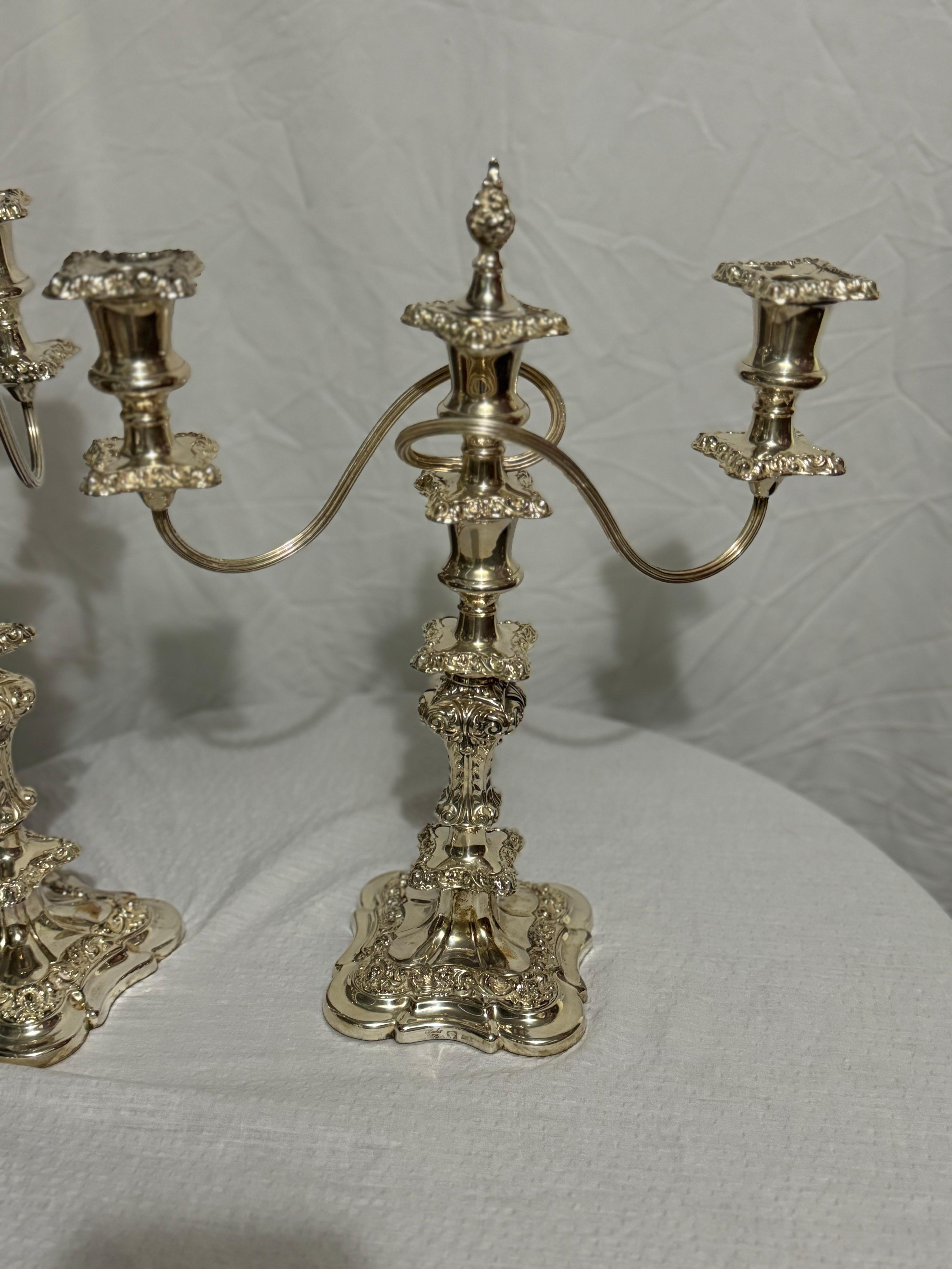 Coppia di candelabri a tre luci in stile rococò di Ellis Silver Plate, in stile antico inglese. in vendita 2