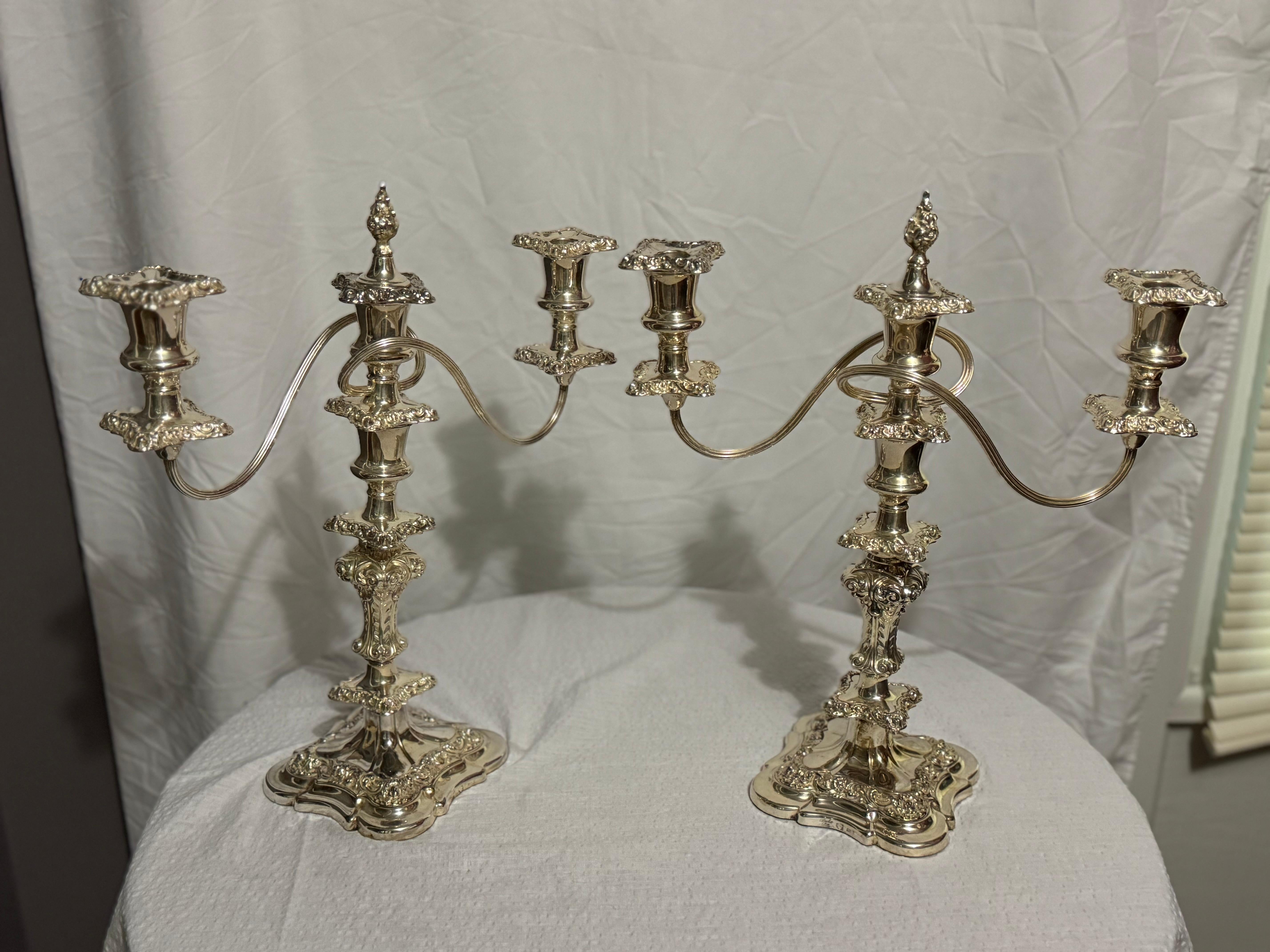 Coppia di candelabri a tre luci in stile rococò di Ellis Silver Plate, in stile antico inglese. in vendita 3