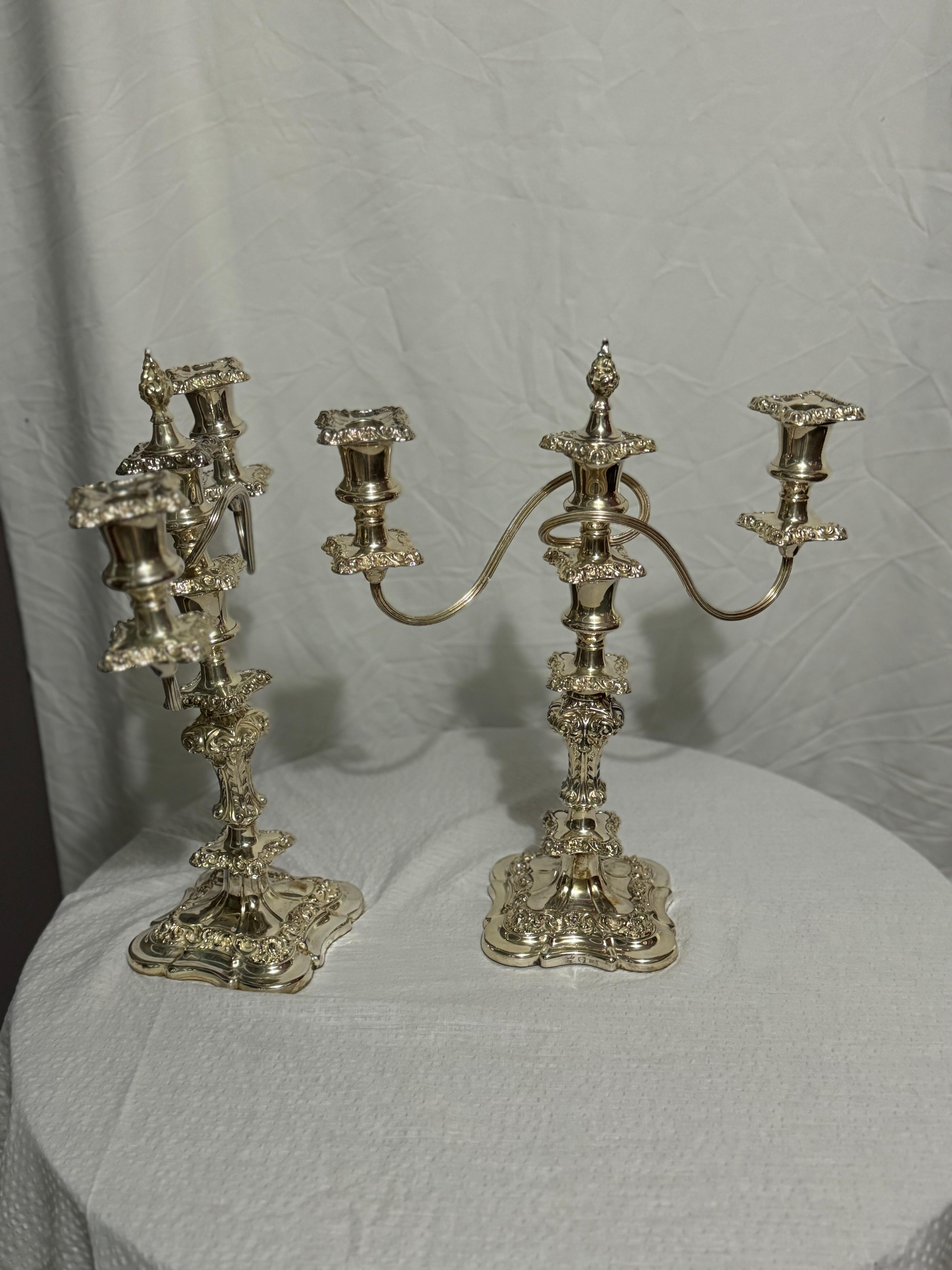 Coppia di candelabri a tre luci in stile rococò di Ellis Silver Plate, in stile antico inglese. in vendita 4