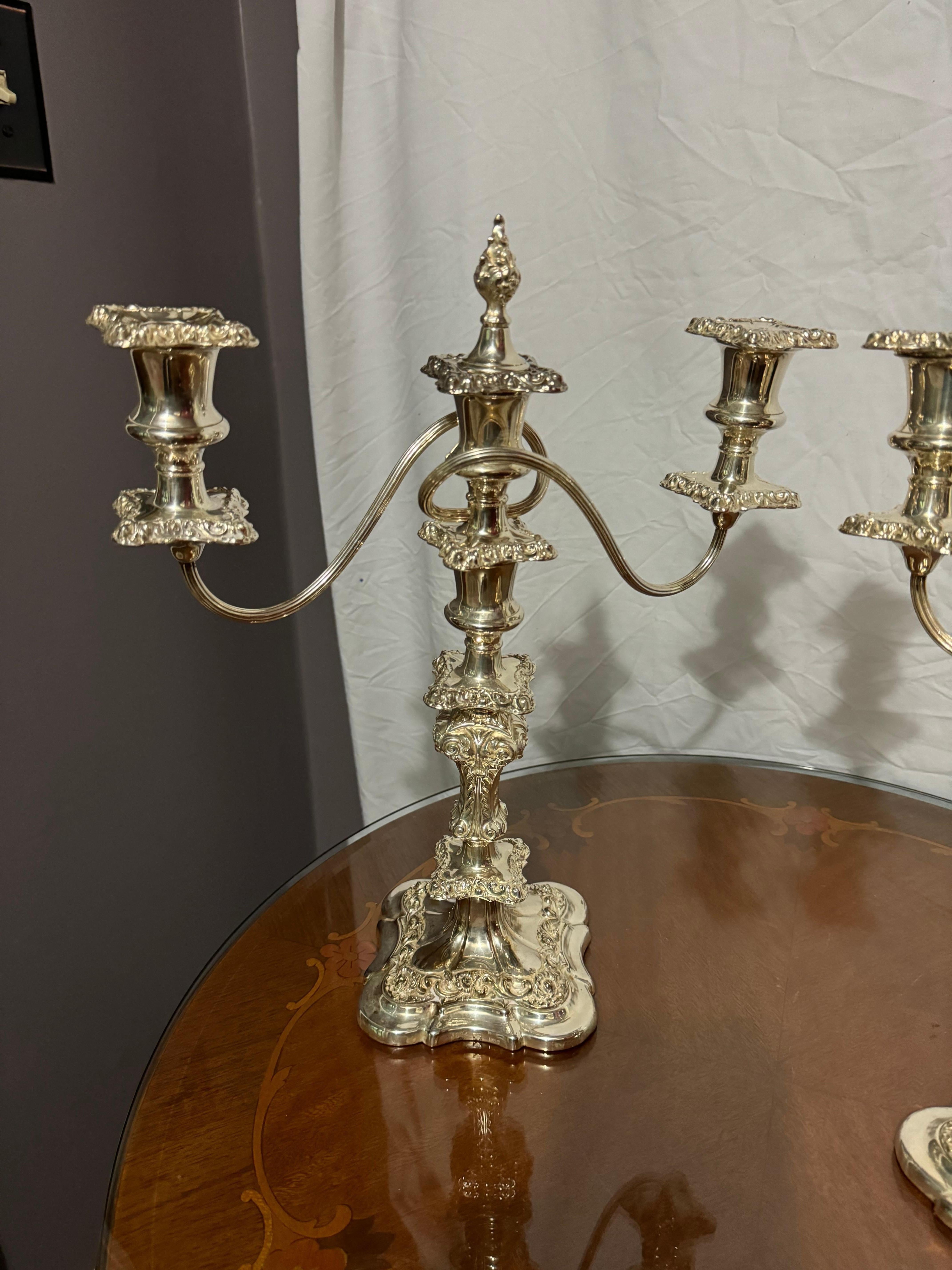 Coppia di candelabri a tre luci in stile rococò di Ellis Silver Plate, in stile antico inglese. in vendita 5