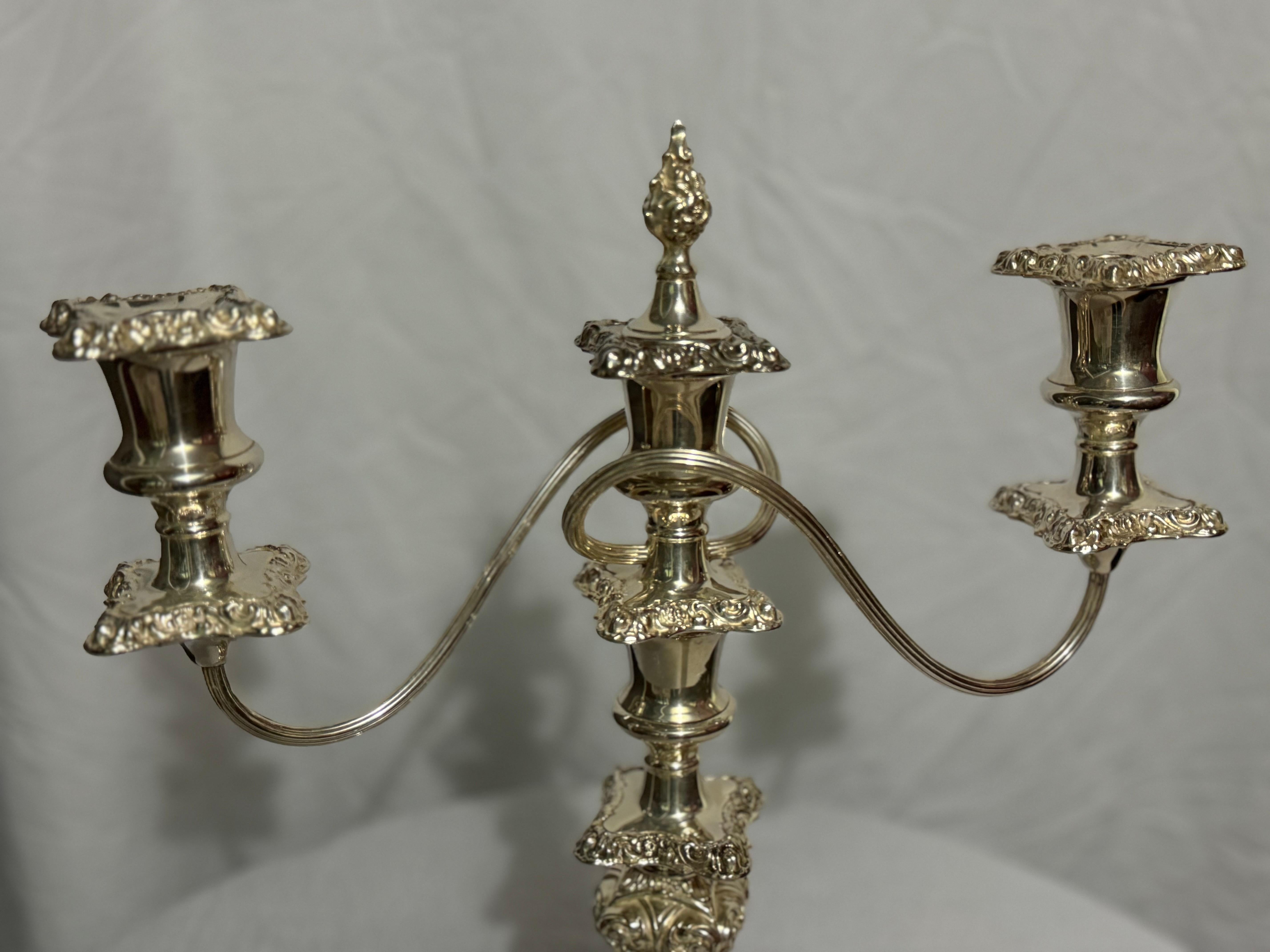 Coppia di candelabri a tre luci in stile rococò di Ellis Silver Plate, in stile antico inglese. in vendita 6
