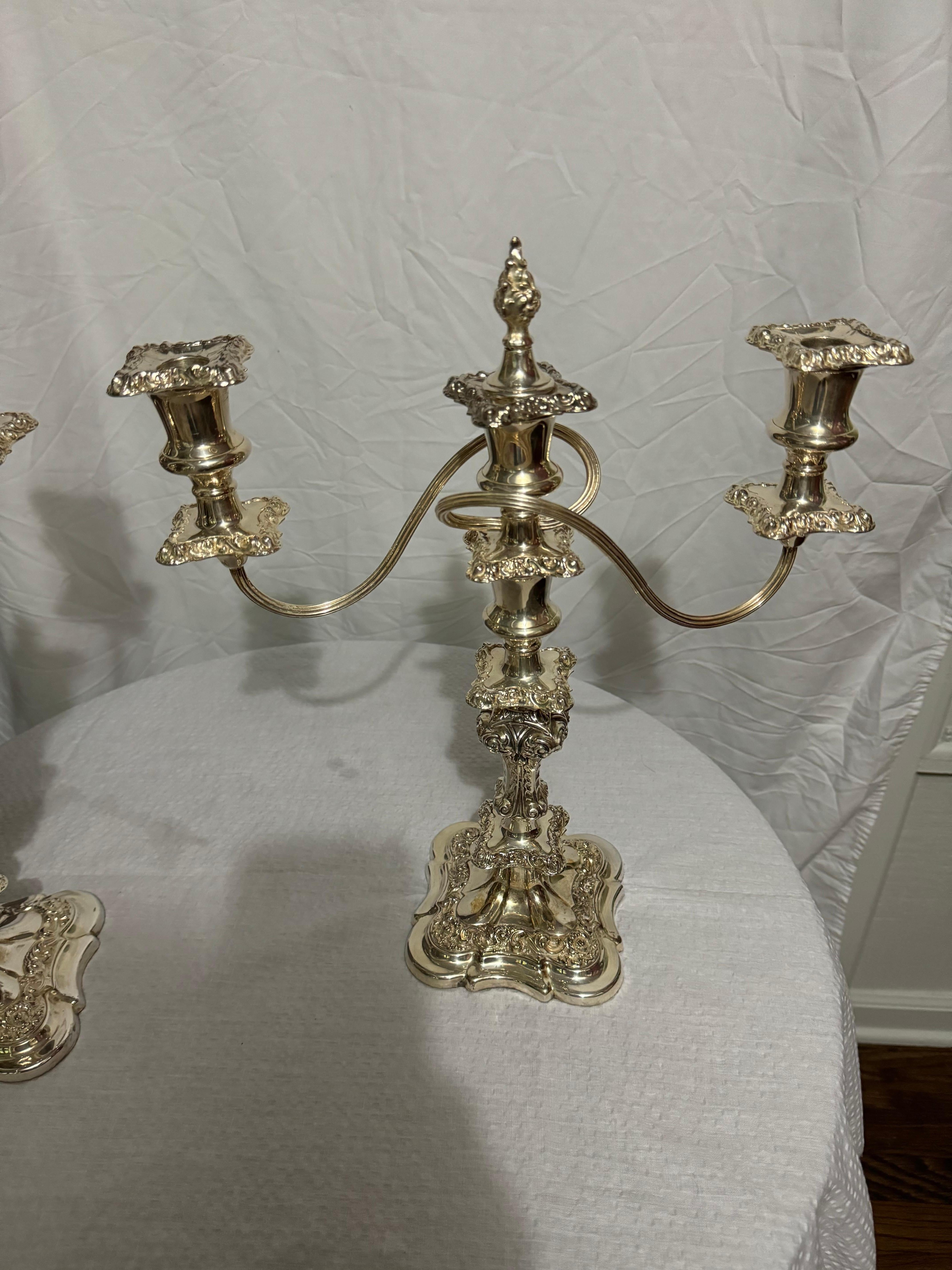Una coppia . Coppia di Vintage/Antique? Ellis Barker Silver
Candelabri convertibili placcati realizzati in Inghilterra L'argento vintage/ antico  I portacandele sono bellissimi.  Ogni candelabro  include uno spegnicandela rimovibile e/o puoi