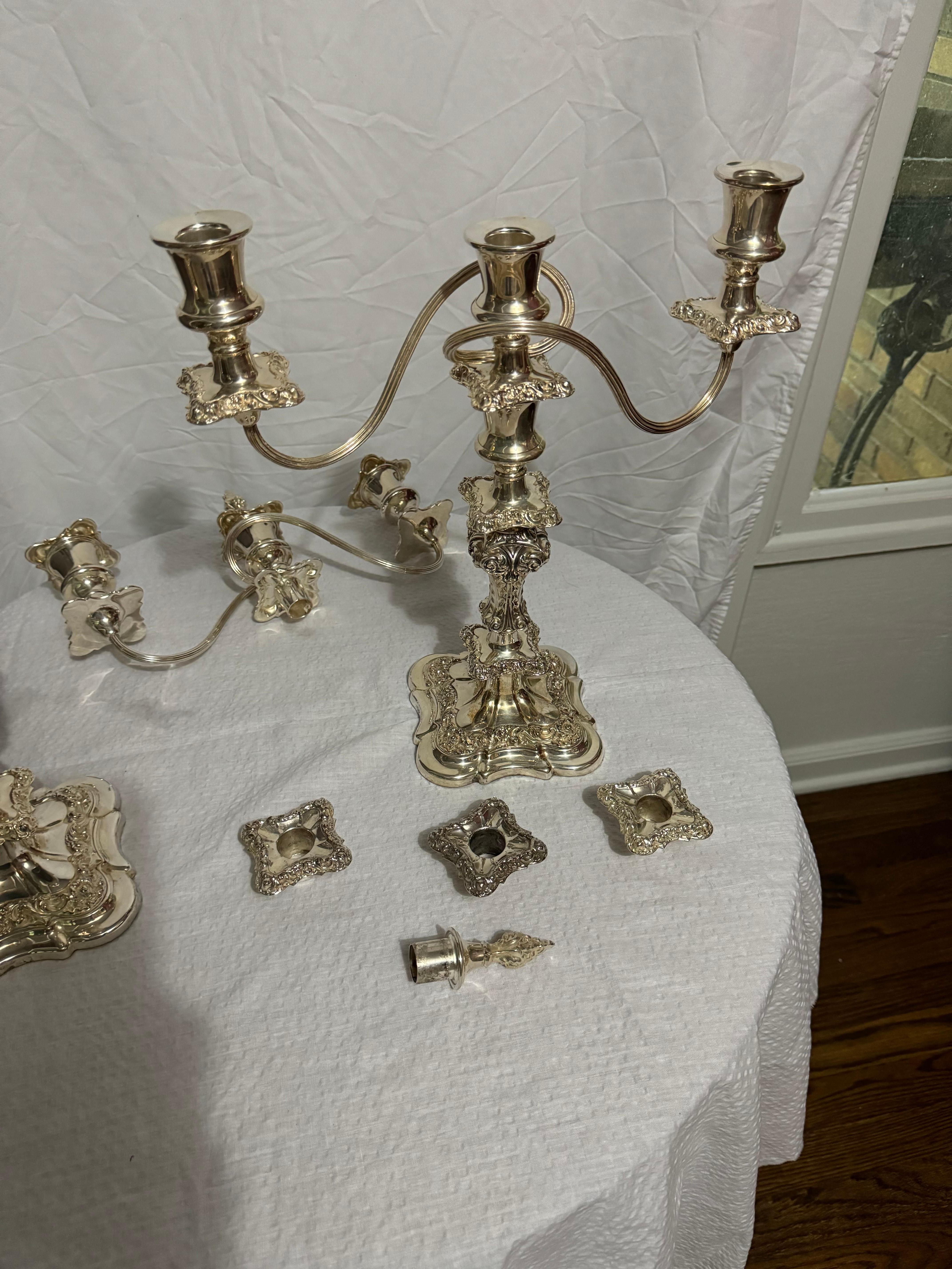 Barocco Coppia di candelabri a tre luci in stile rococò di Ellis Silver Plate, in stile antico inglese. in vendita