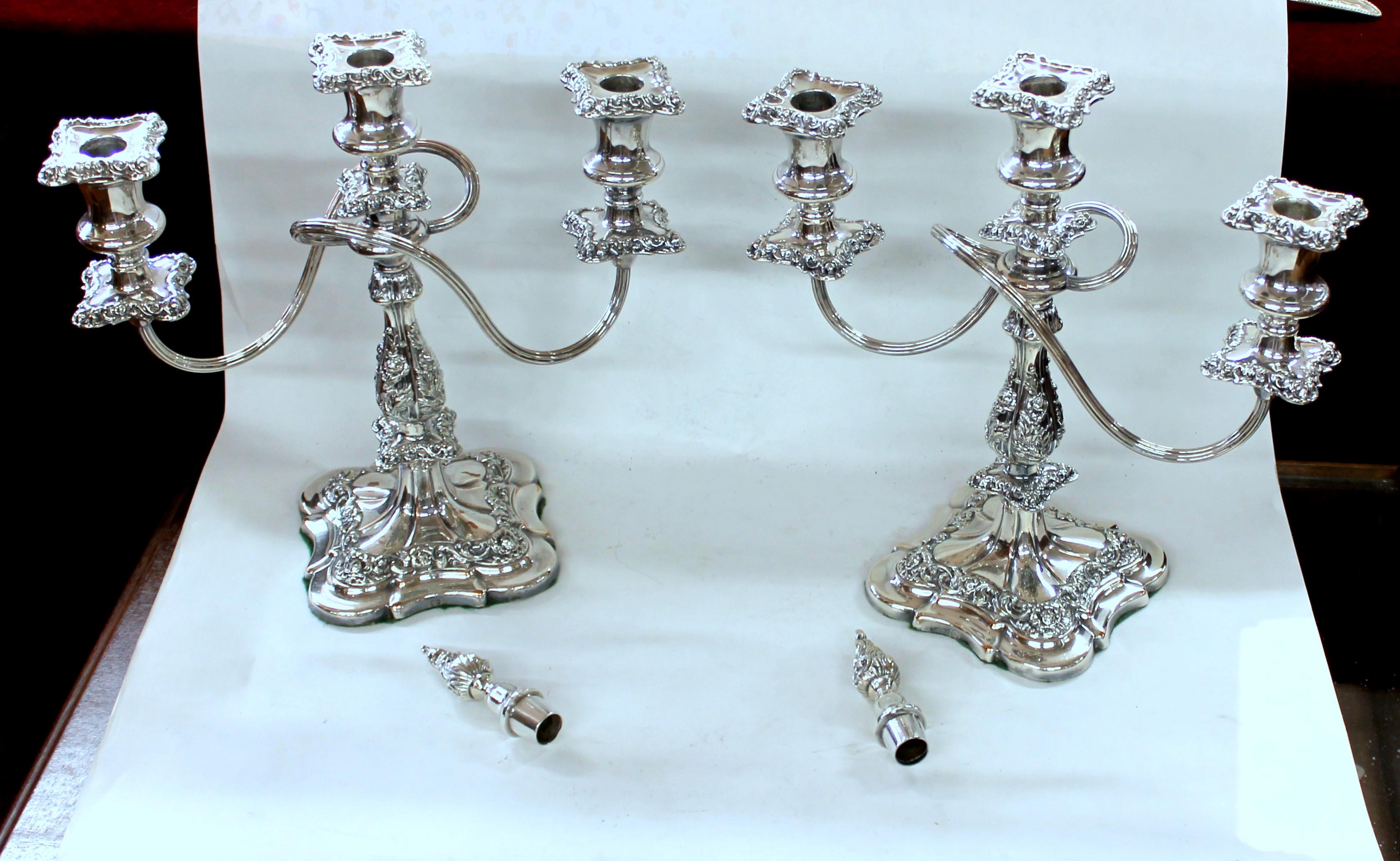 Rococo Paire de chandeliers Ellis à trois lumières de style rococo, en argent plaqué en vente