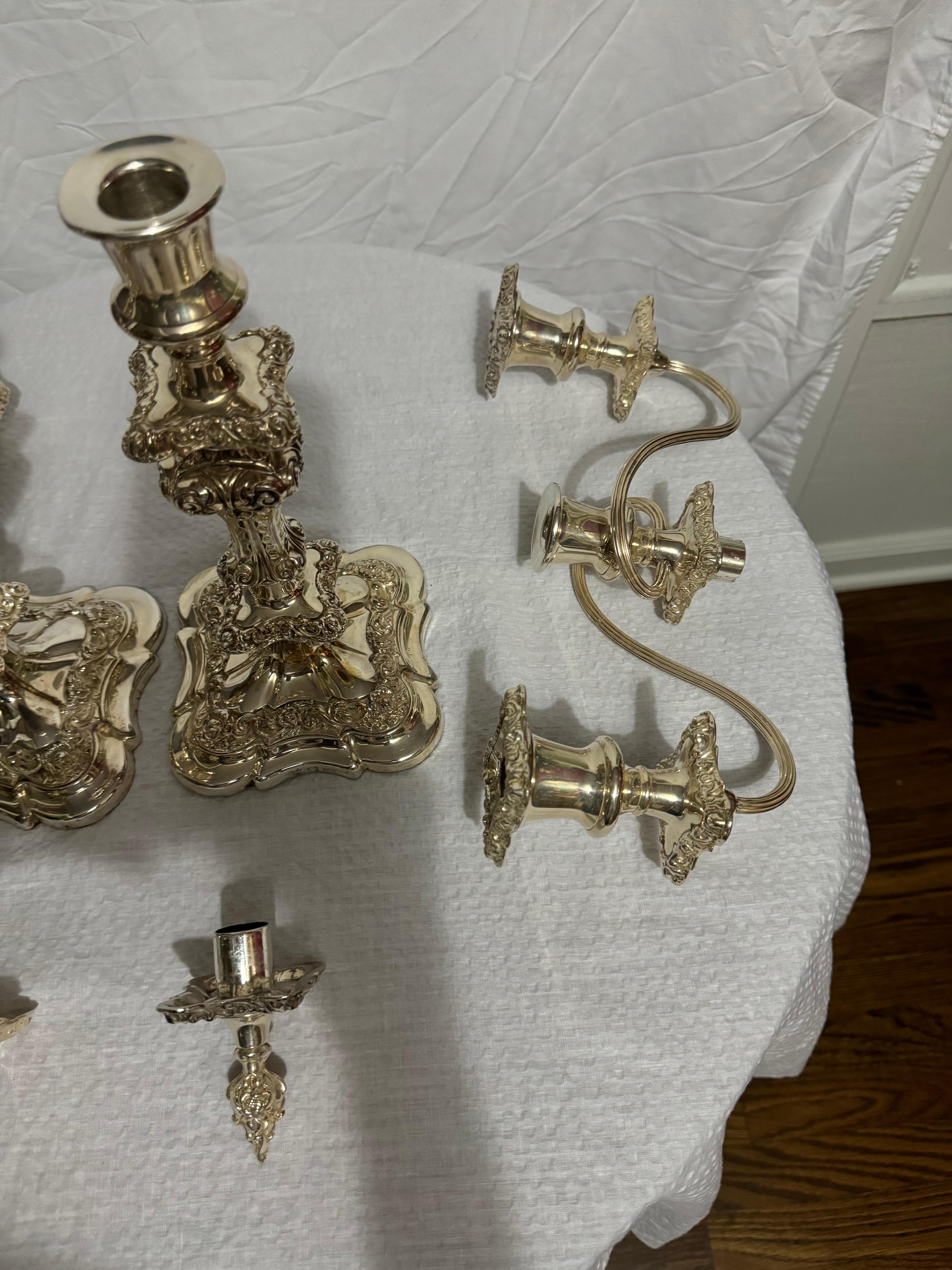 Britannico Coppia di candelabri a tre luci in stile rococò di Ellis Silver Plate, in stile antico inglese. in vendita