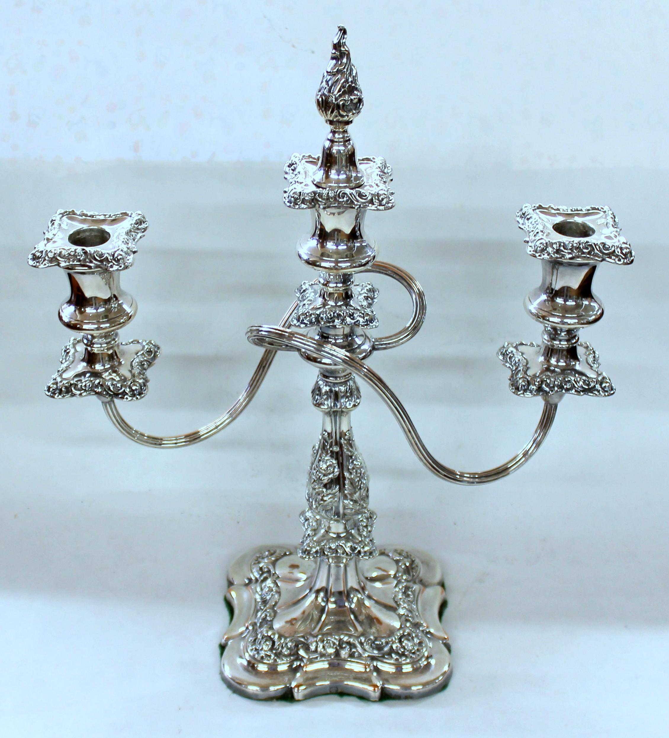 Anglais Paire de chandeliers Ellis à trois lumières de style rococo, en argent plaqué en vente