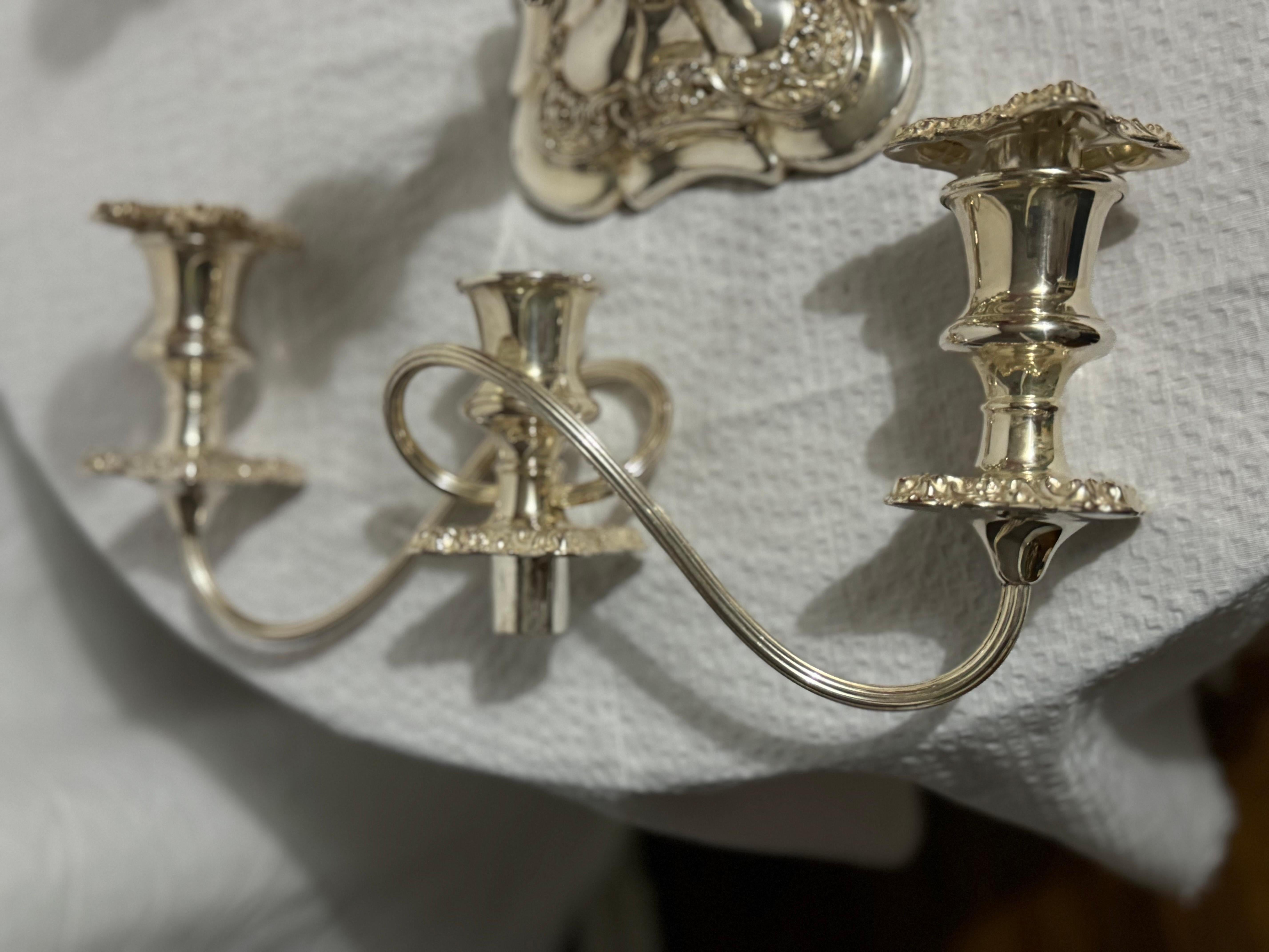 Intagliato a mano Coppia di candelabri a tre luci in stile rococò di Ellis Silver Plate, in stile antico inglese. in vendita