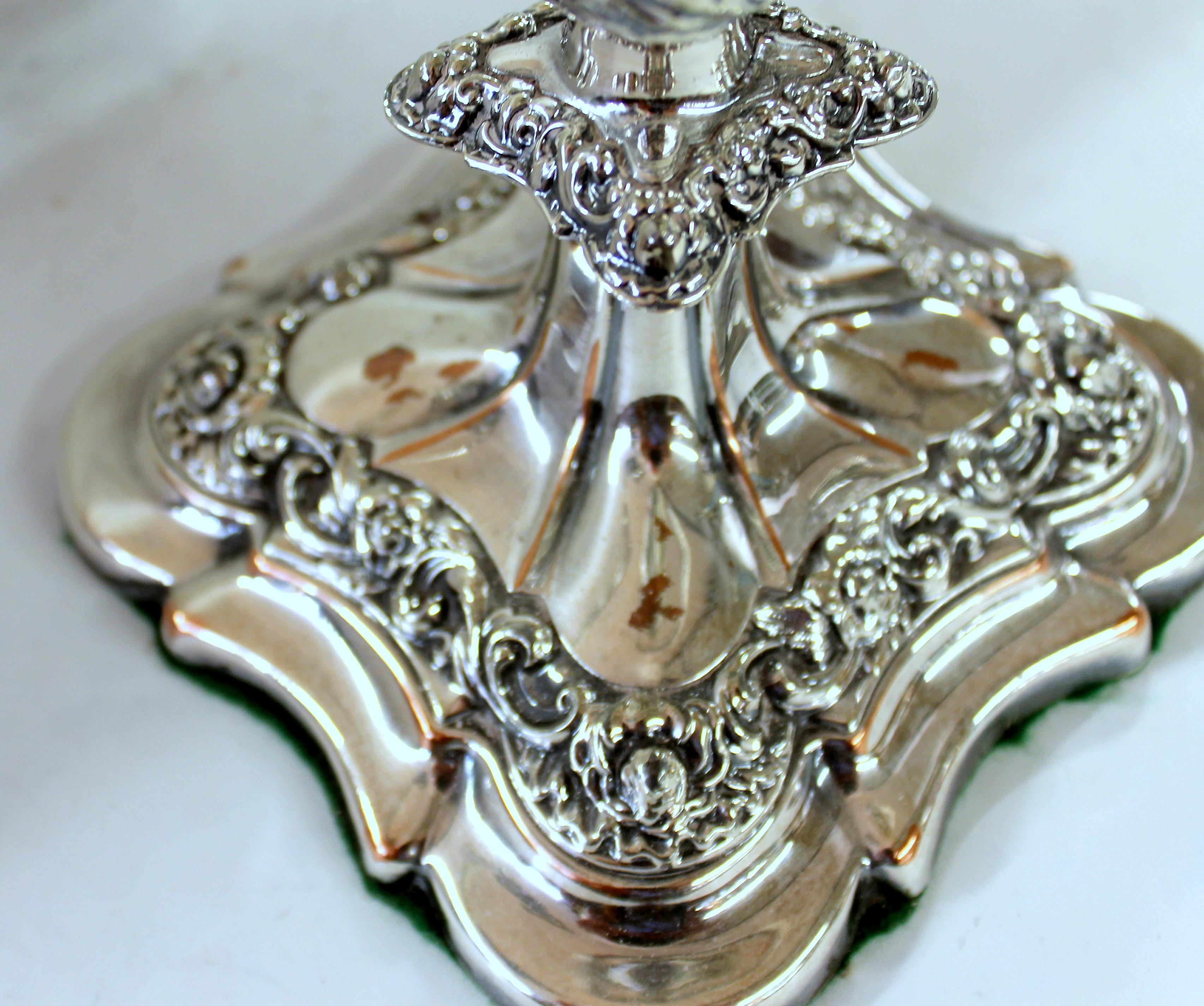 Pareja de candelabros de tres luces de estilo rococó chapados en plata de Ellis inglesa antigua en Bueno estado para la venta en CHARLESTON, SC
