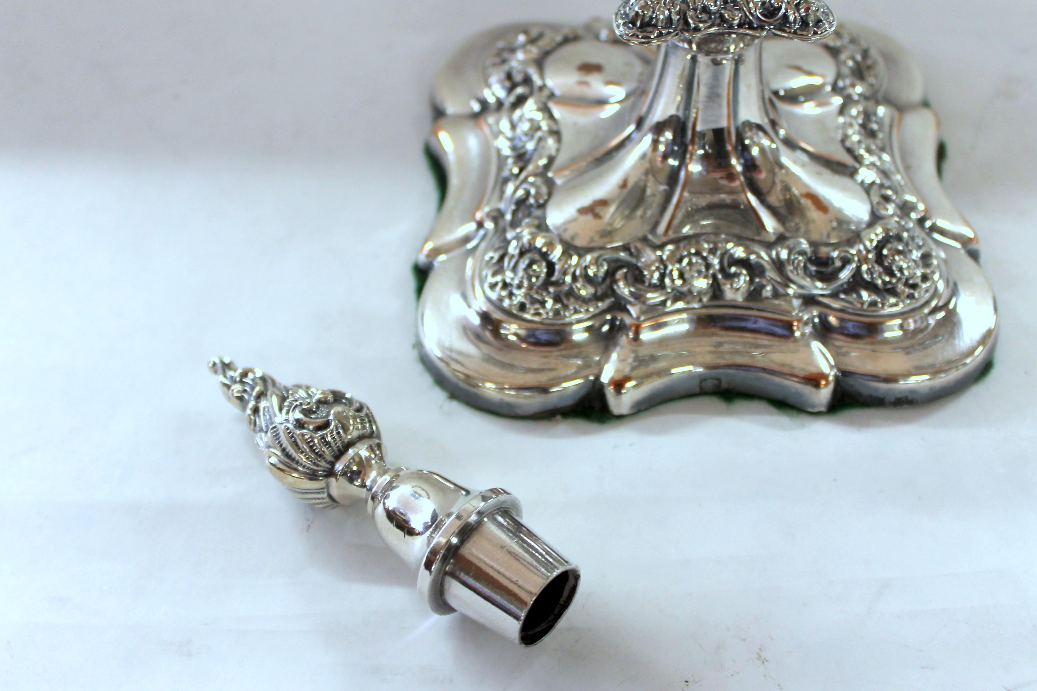 Pareja de candelabros de tres luces de estilo rococó chapados en plata de Ellis inglesa antigua siglo XX en venta