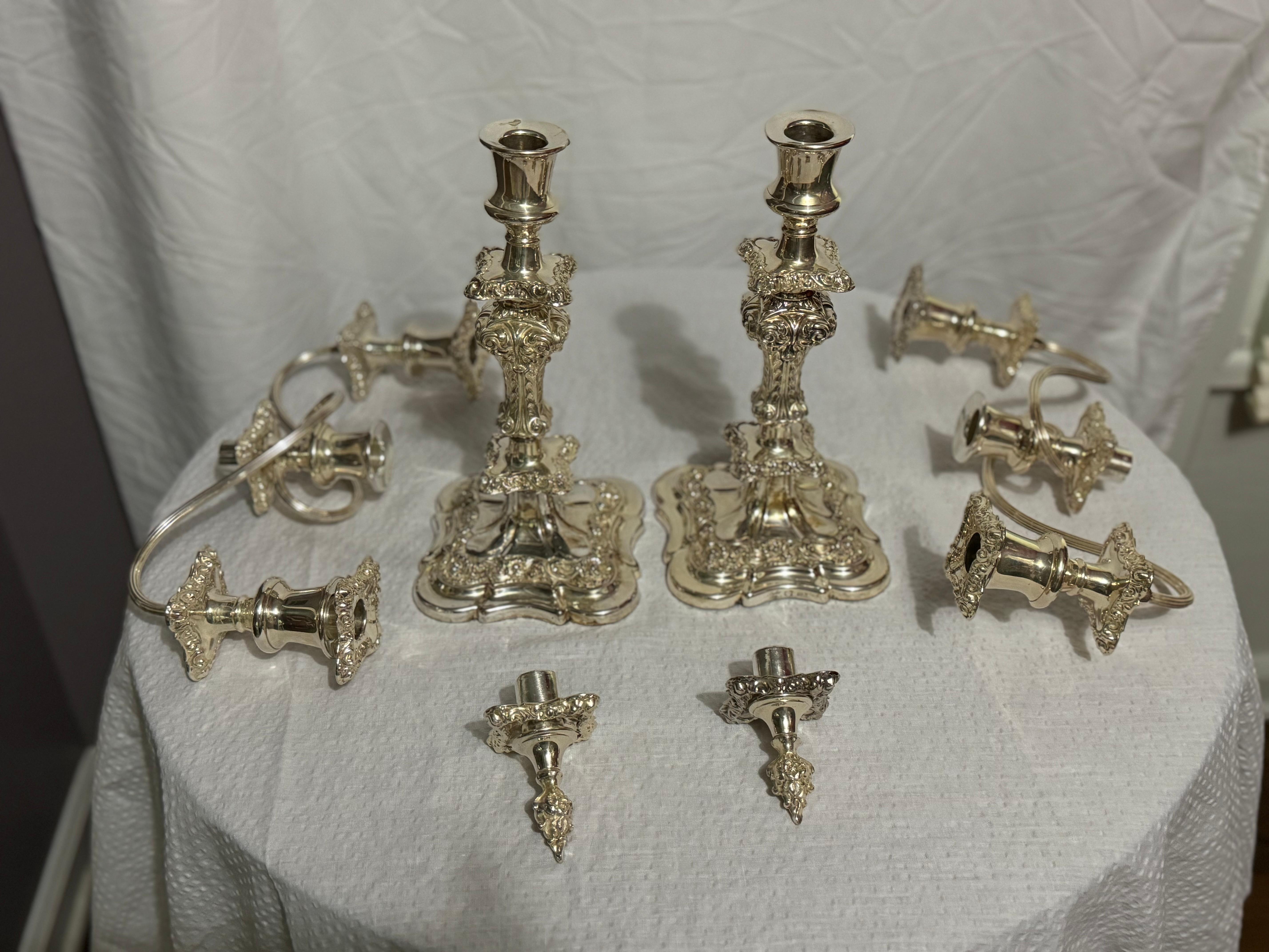 Placcato argento Coppia di candelabri a tre luci in stile rococò di Ellis Silver Plate, in stile antico inglese. in vendita