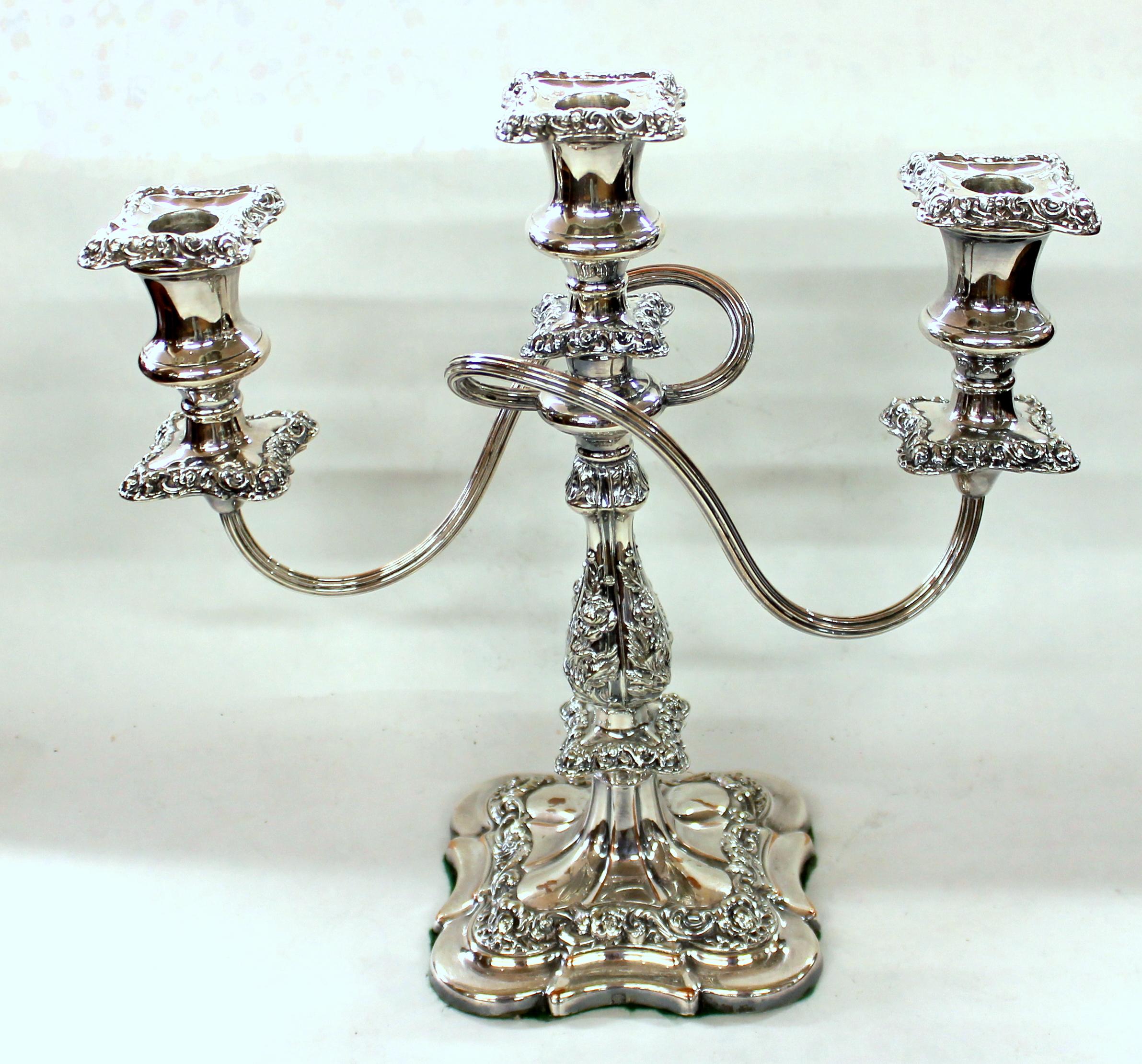Pareja de candelabros de tres luces de estilo rococó chapados en plata de Ellis inglesa antigua Chapado en plata en venta