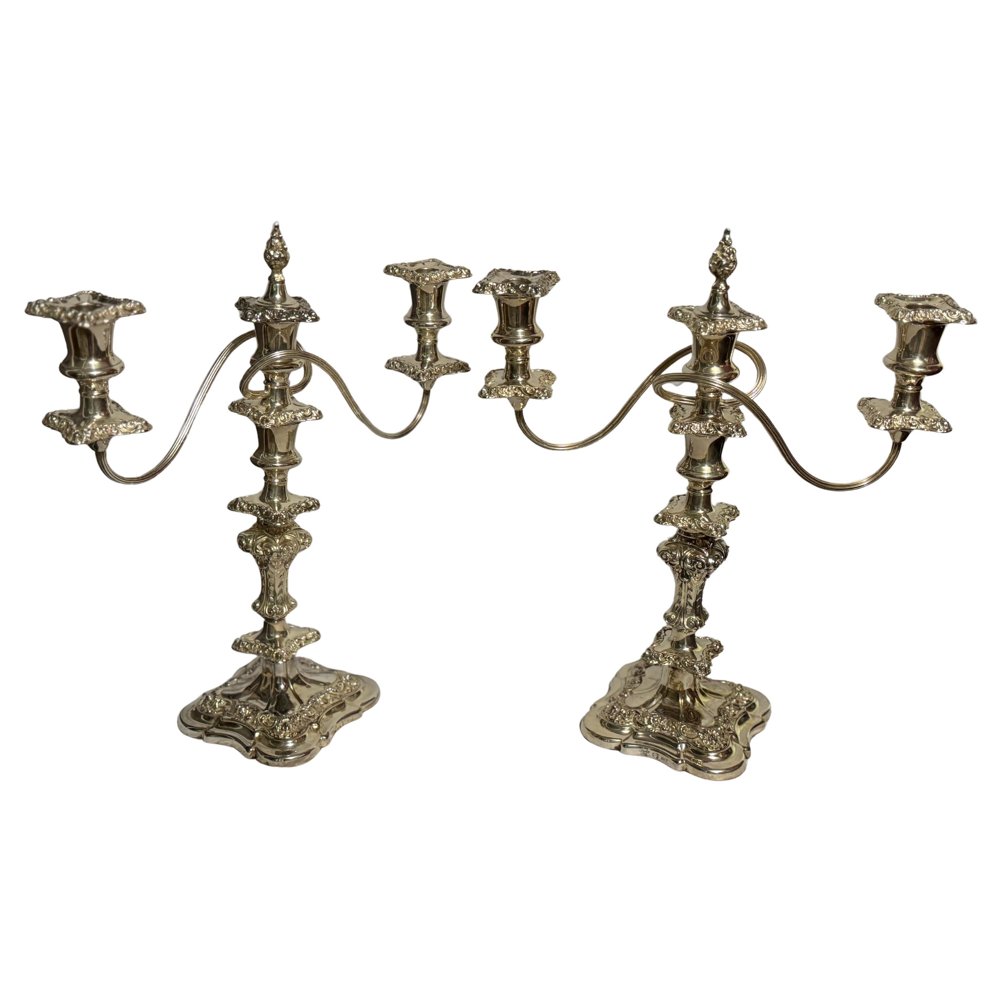Paire de chandeliers Ellis à trois lumières de style rococo, en argent plaqué