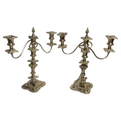 Pareja de candelabros de tres luces de estilo rococó chapados en plata de Ellis inglesa antigua