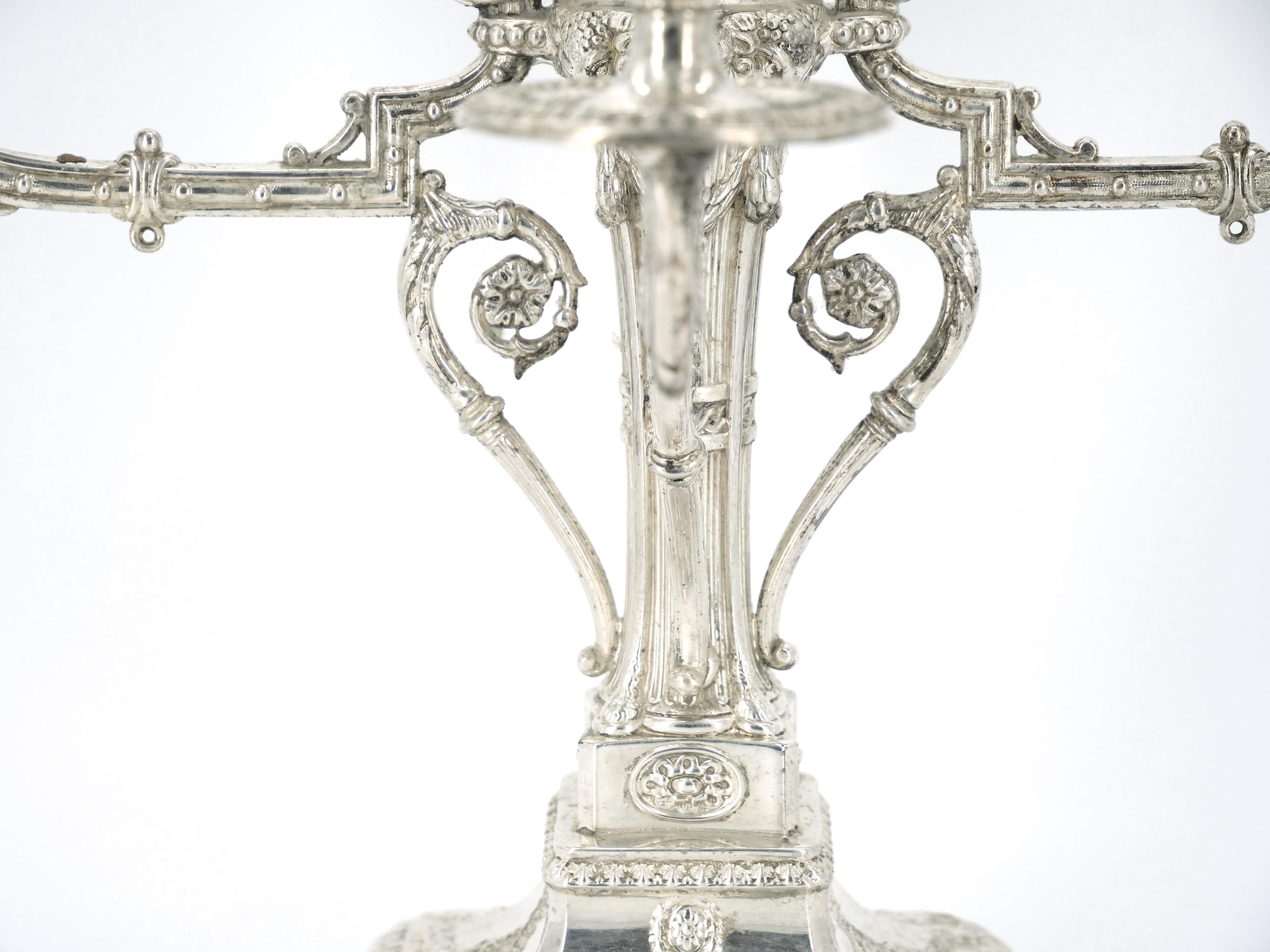 Anglais Ancien candélabre de table anglais à cinq bras en métal argenté Sheffield en vente